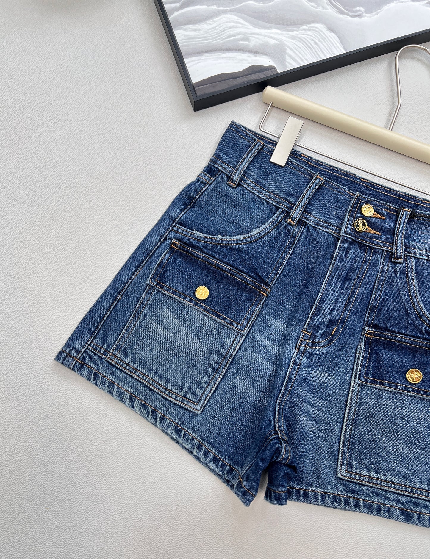 CE 25 Sommer neues Produkt blau hohe Taille Gürtelschlaufe Taschendekoration Jeans-Shorts