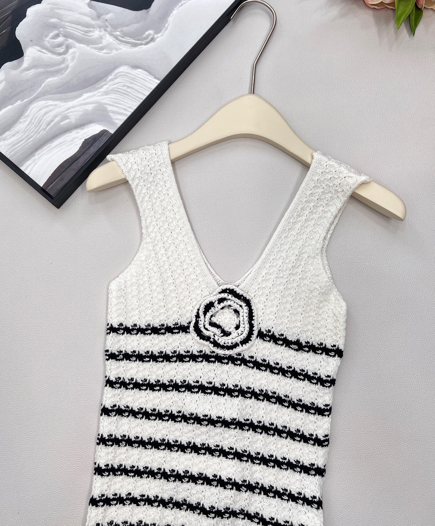 C 25 New Camellia Stripe Knitted Vest