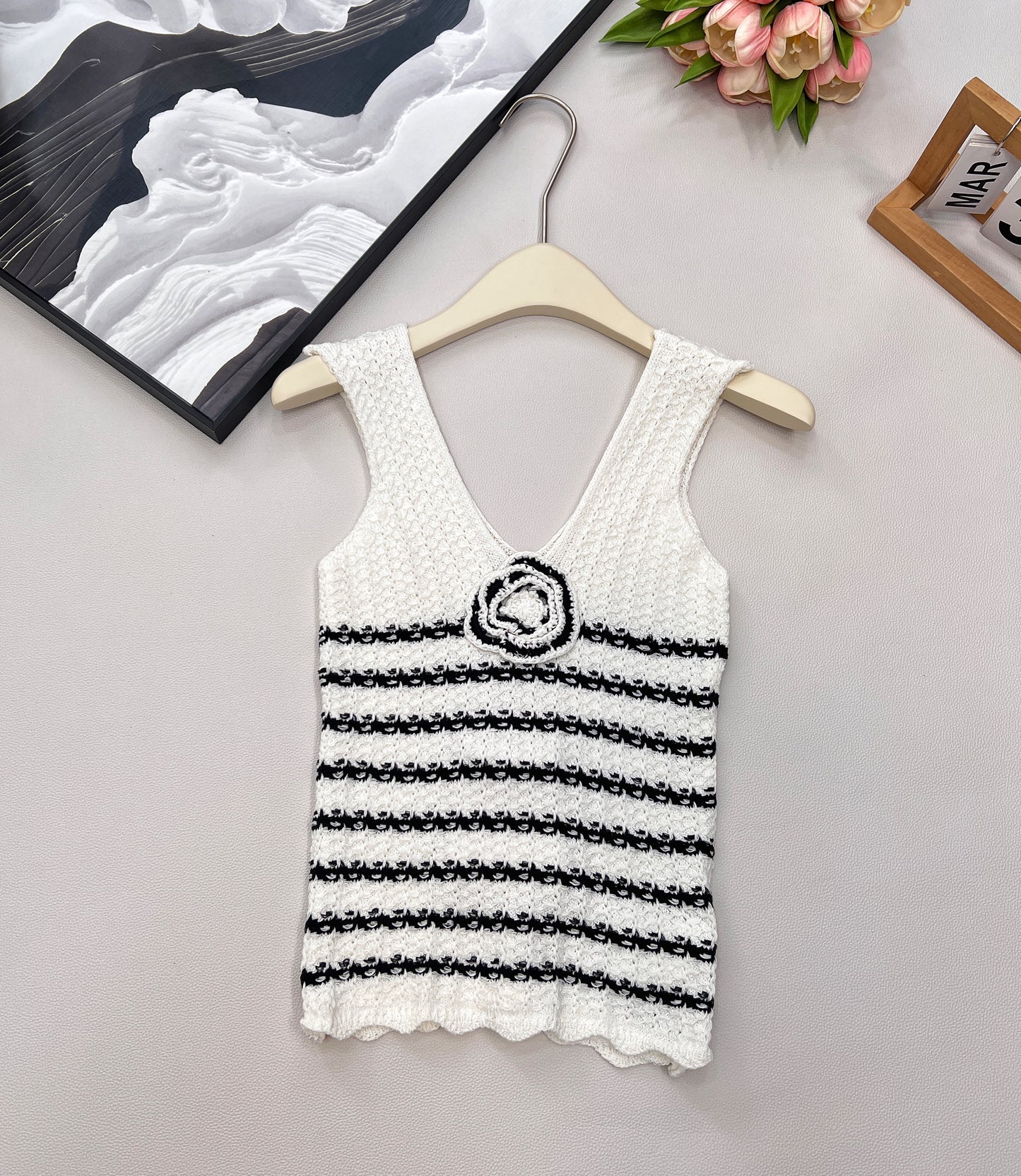 C 25 New Camellia Stripe Knitted Vest