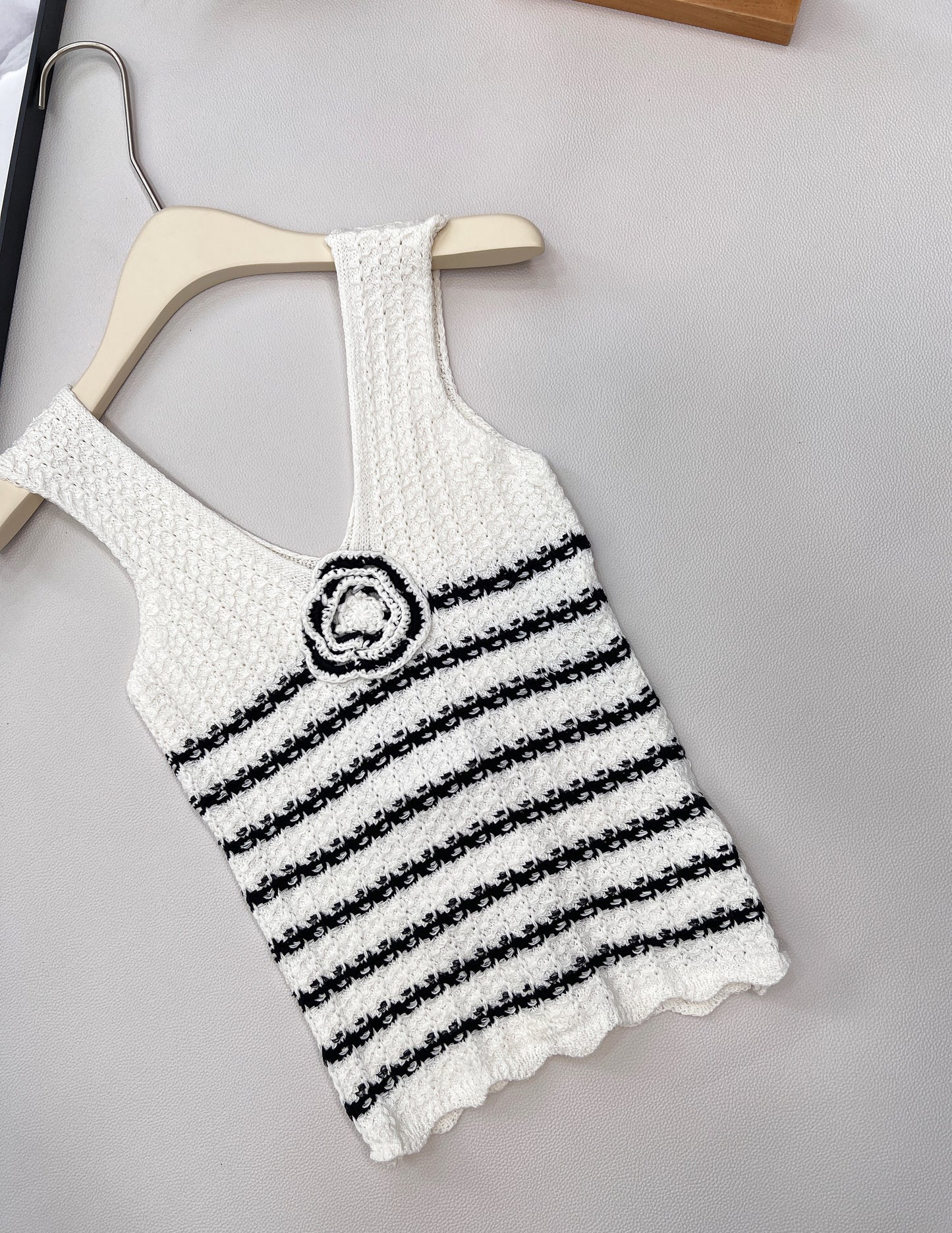 C 25 New Camellia Stripe Knitted Vest