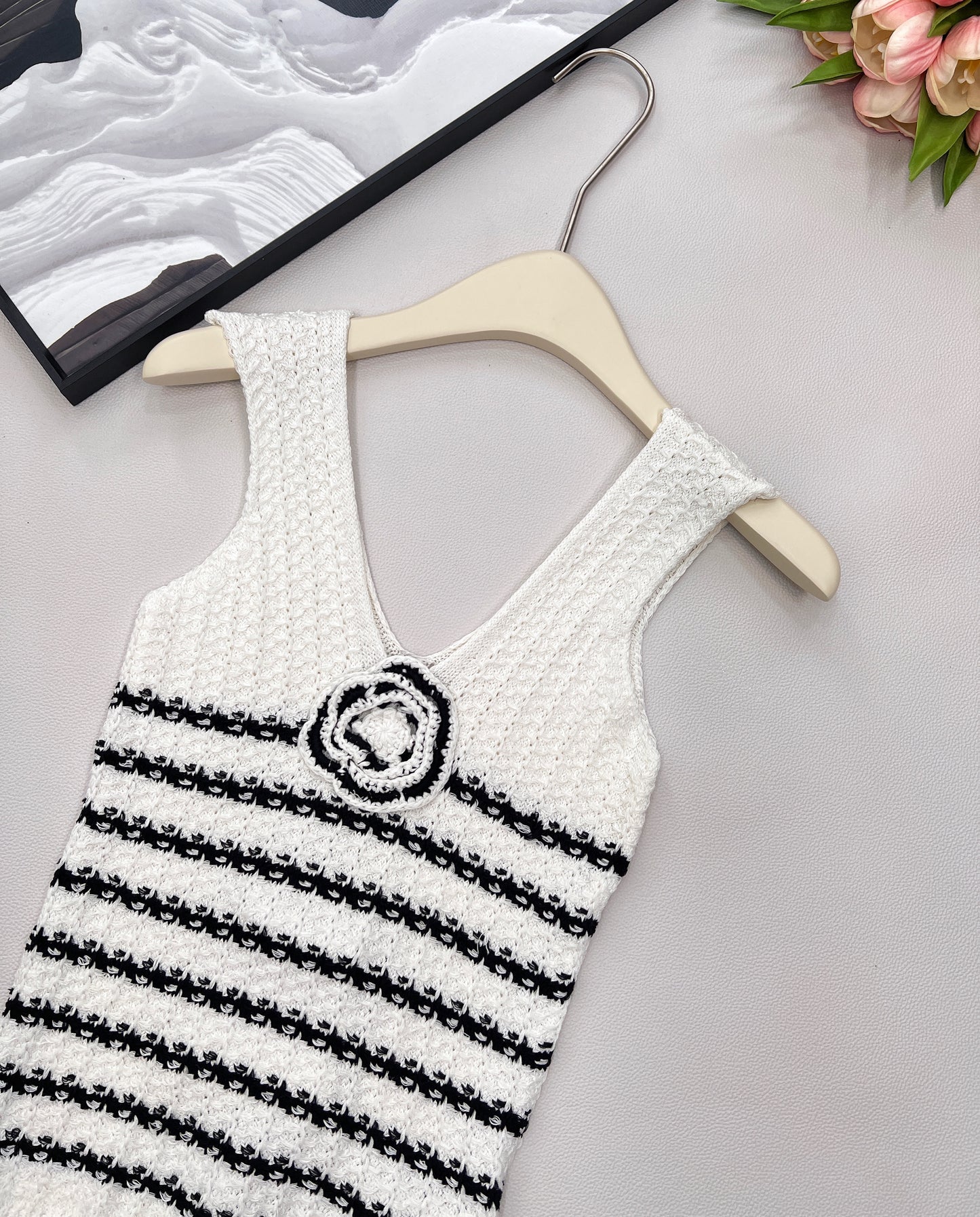 C 25 New Camellia Stripe Knitted Vest