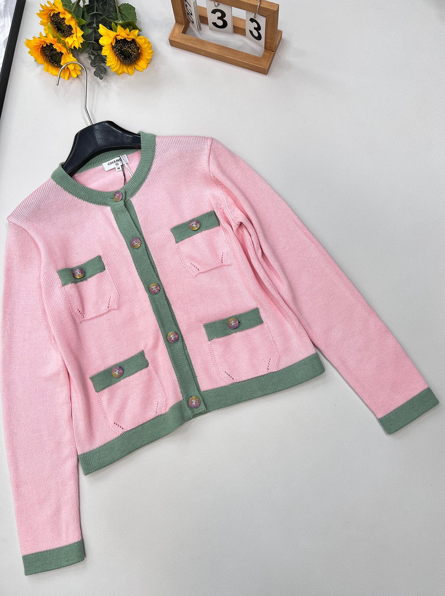 C 24 classic four-pocket contrast color knitted cardigan,