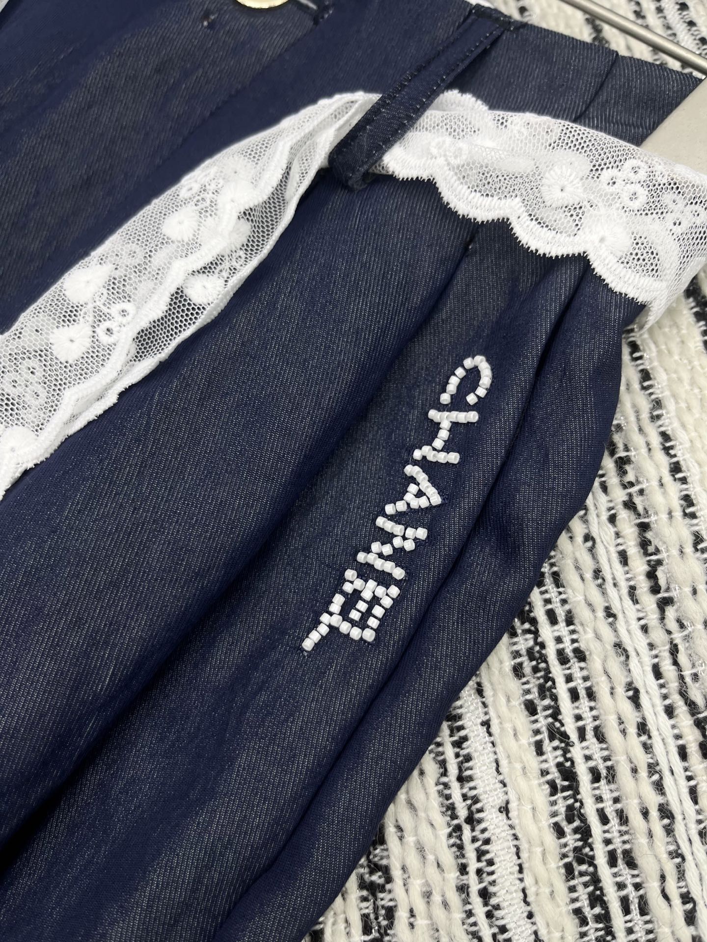 C 25 new styles, lace belt-embellished Tencel jeans