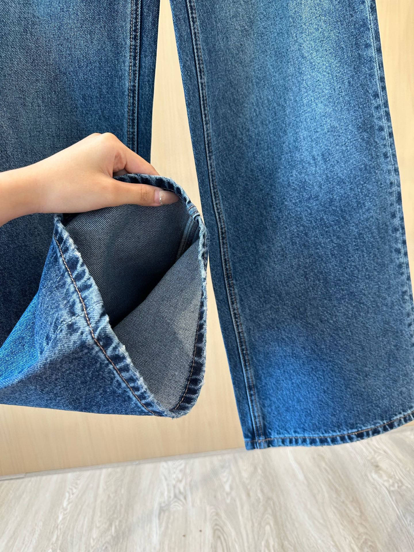 M 25 jeans with split-layer, contrasting colors.