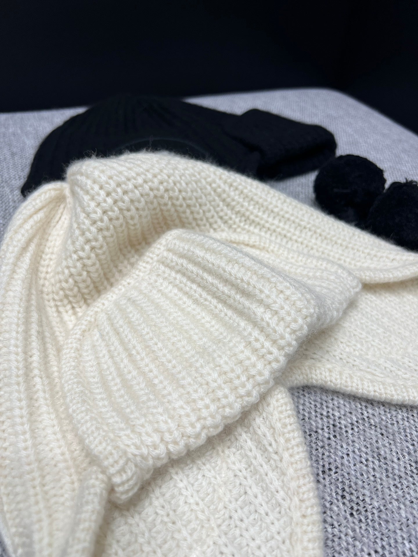 C 25B New High-End Handcrafted Collection Cashmere Pom Pom Lei Feng Hat