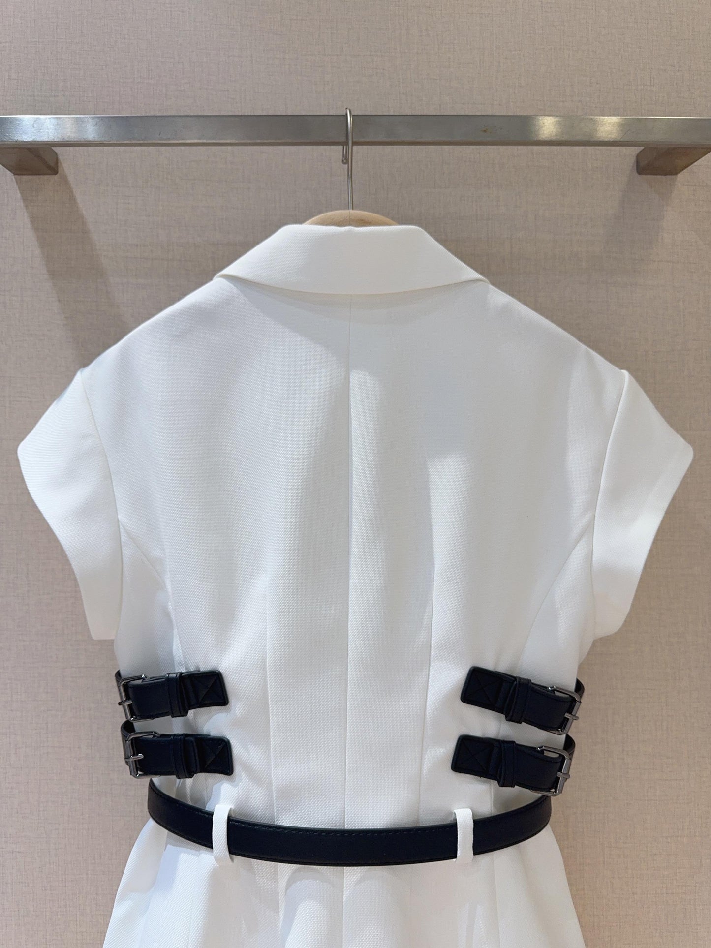 D 25 White short-sleeved suit
