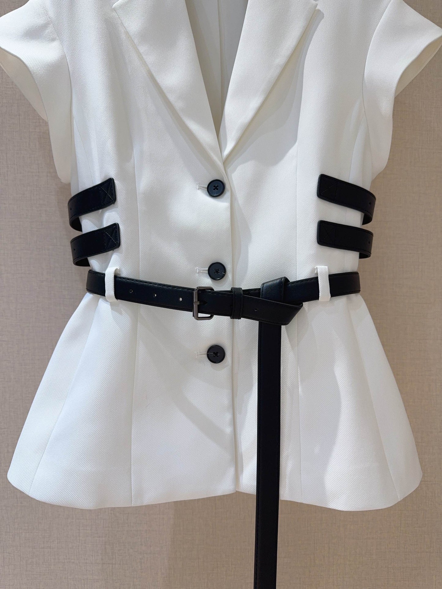 D 25 White short-sleeved suit