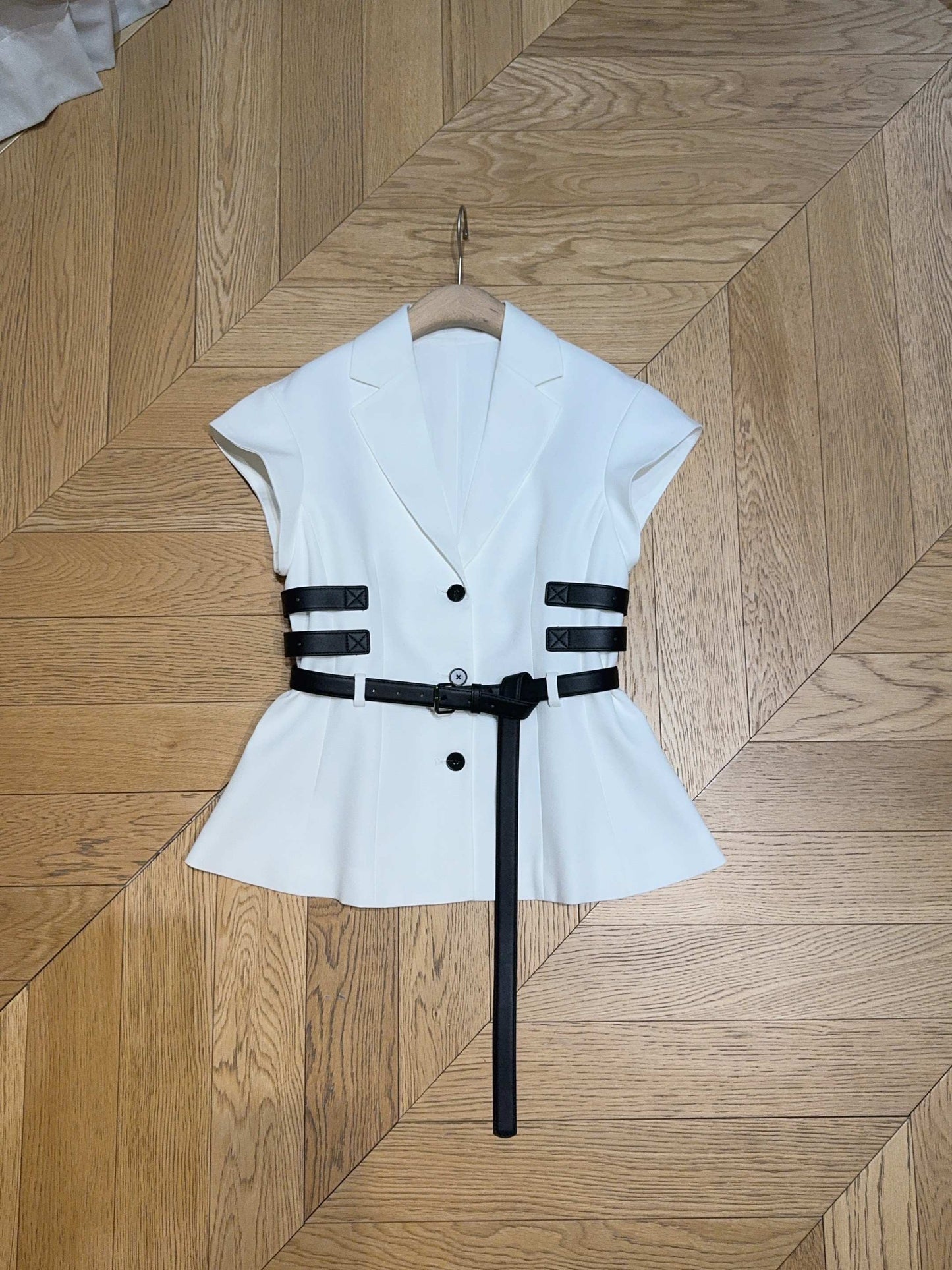 D 25 White short-sleeved suit