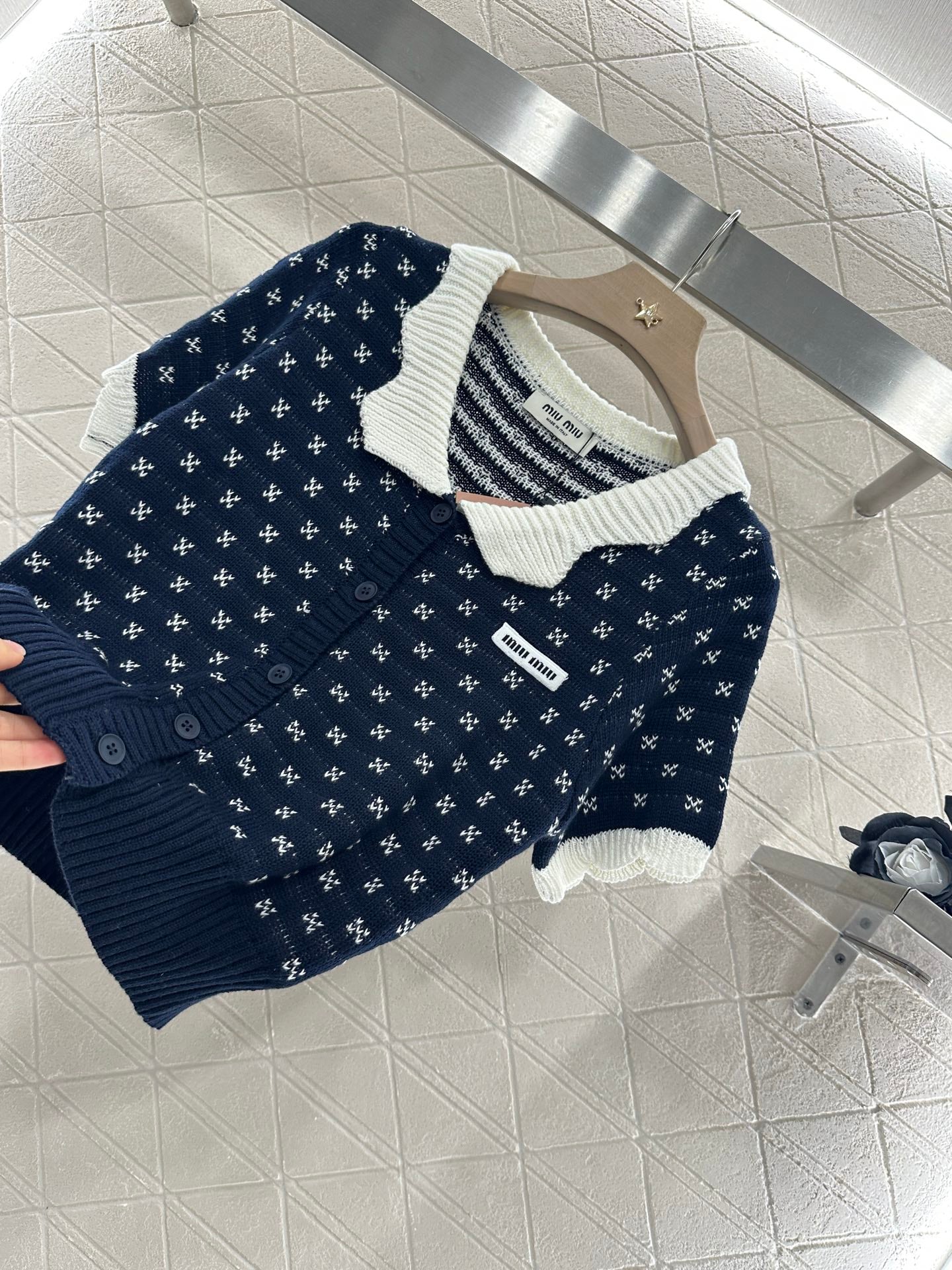 M 25 Contrast color knitted short-sleeved cardigan