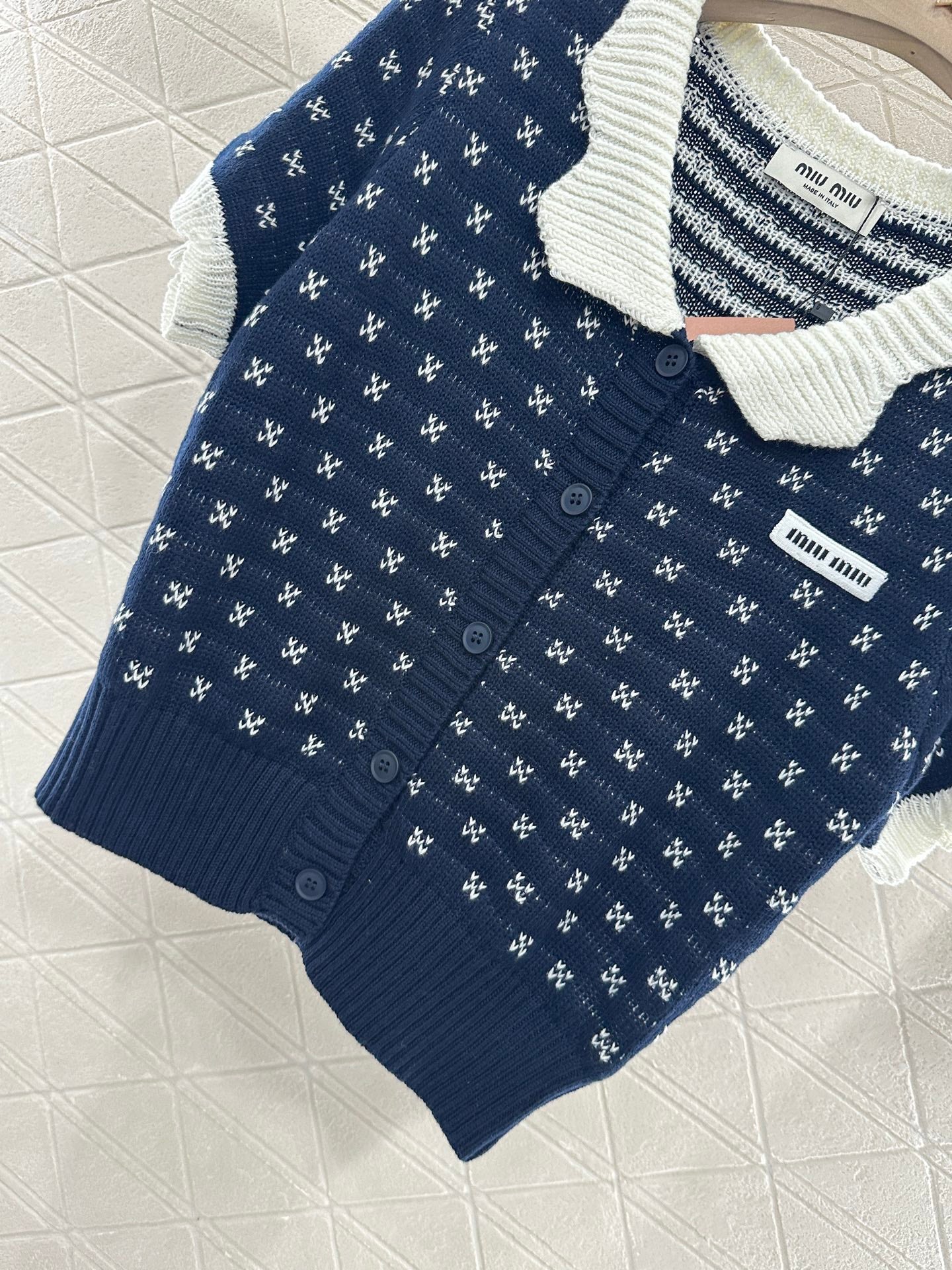 M 25 Contrast color knitted short-sleeved cardigan