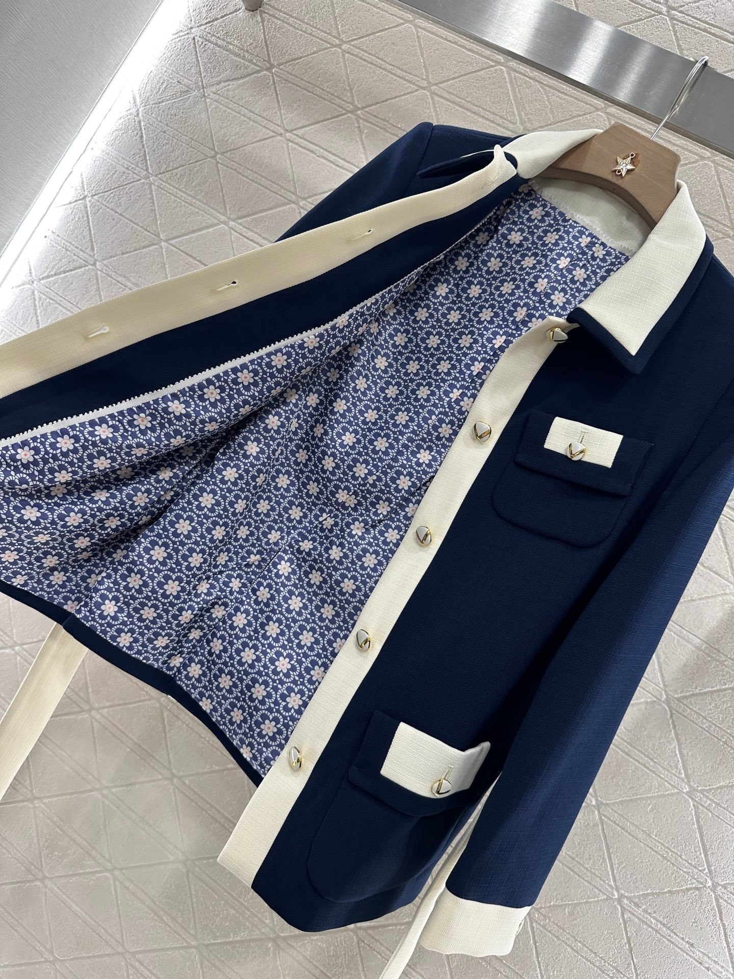 V 25 Lapel, silhouette, belt suit