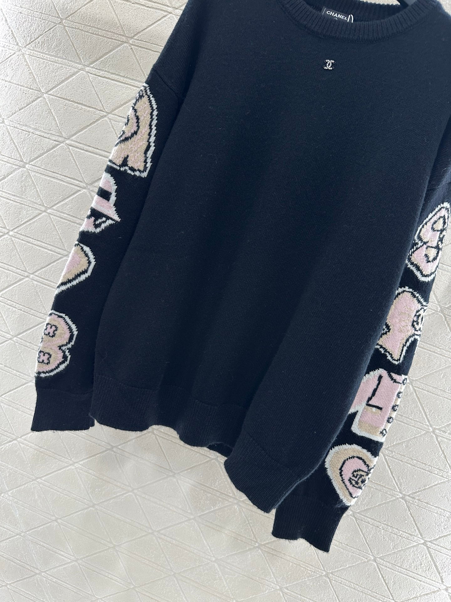 C 25 Comic-patterned crocheted letter knit sweater