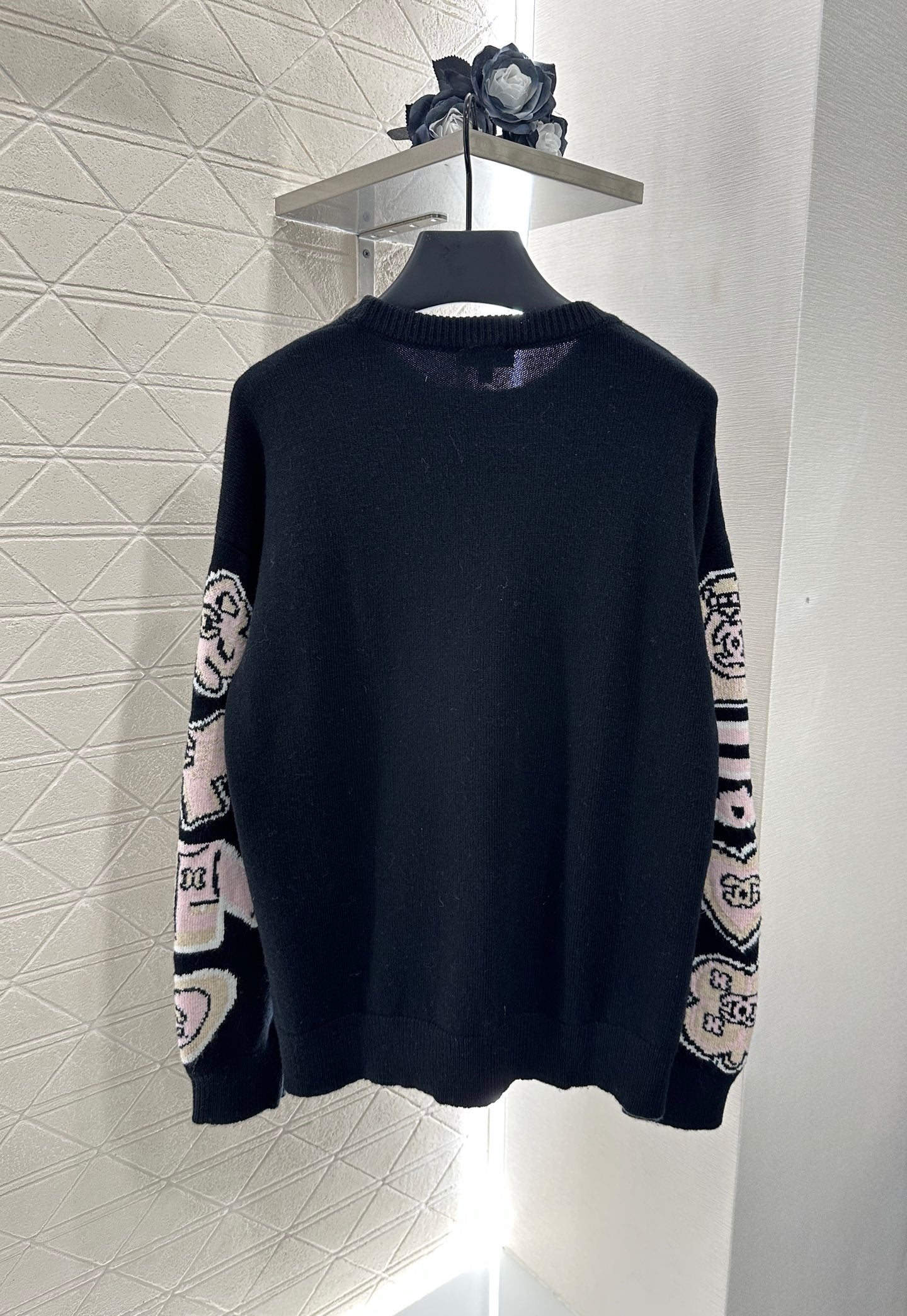 C 25 Comic-patterned crocheted letter knit sweater