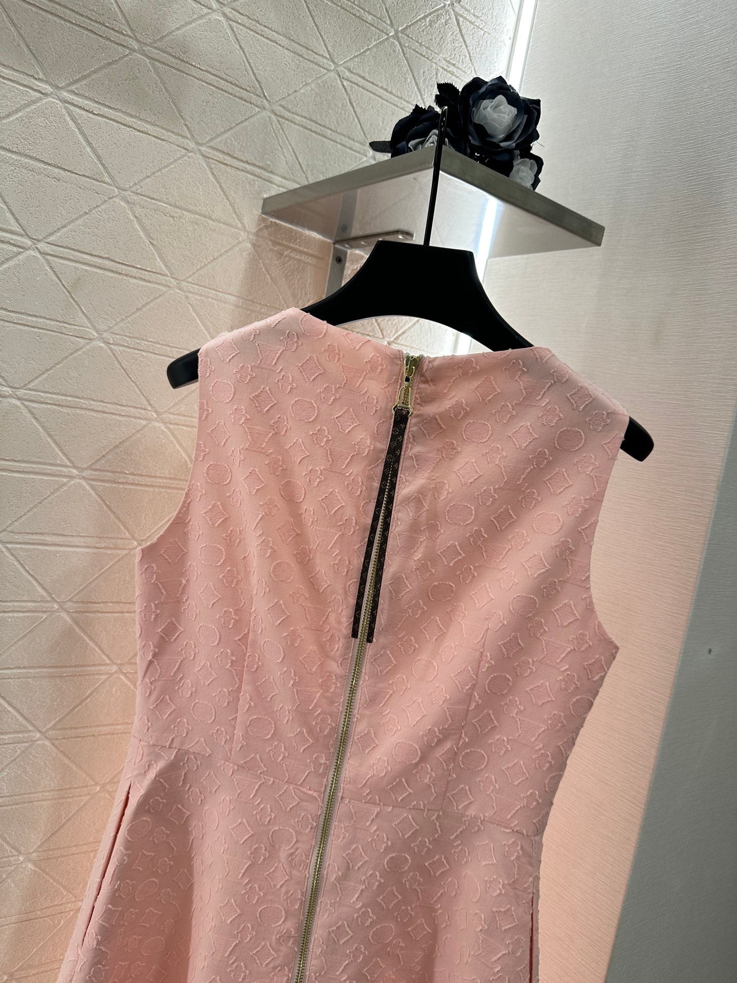L 25 Embroidered waist-cinching sleeveless dress