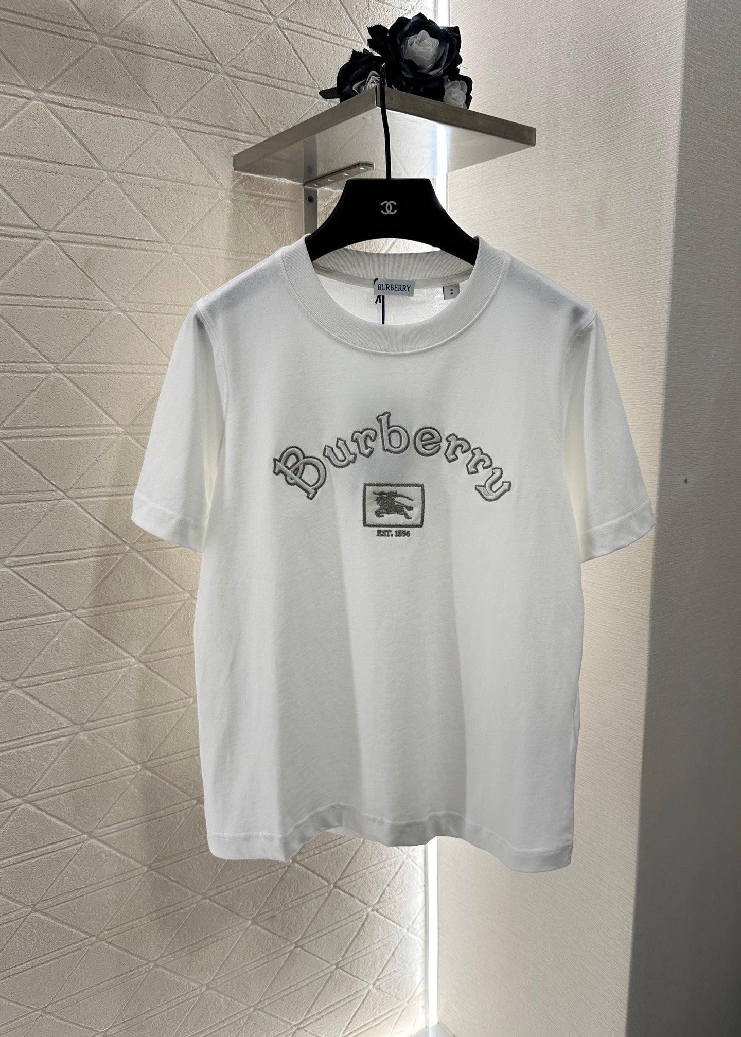 BU 25 Round-neck embroidered warhorse 𝑇𝑒𝑒