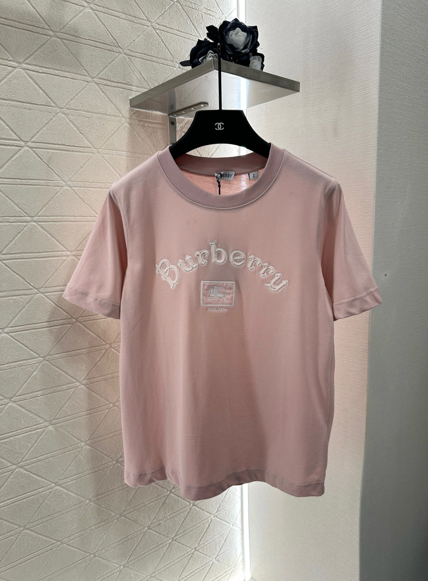 BU 25 Round-neck embroidered warhorse 𝑇𝑒𝑒