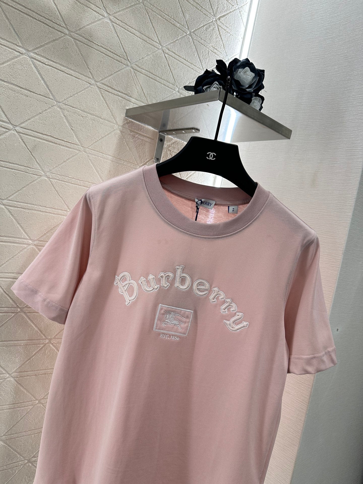 BU 25 Round-neck embroidered warhorse 𝑇𝑒𝑒