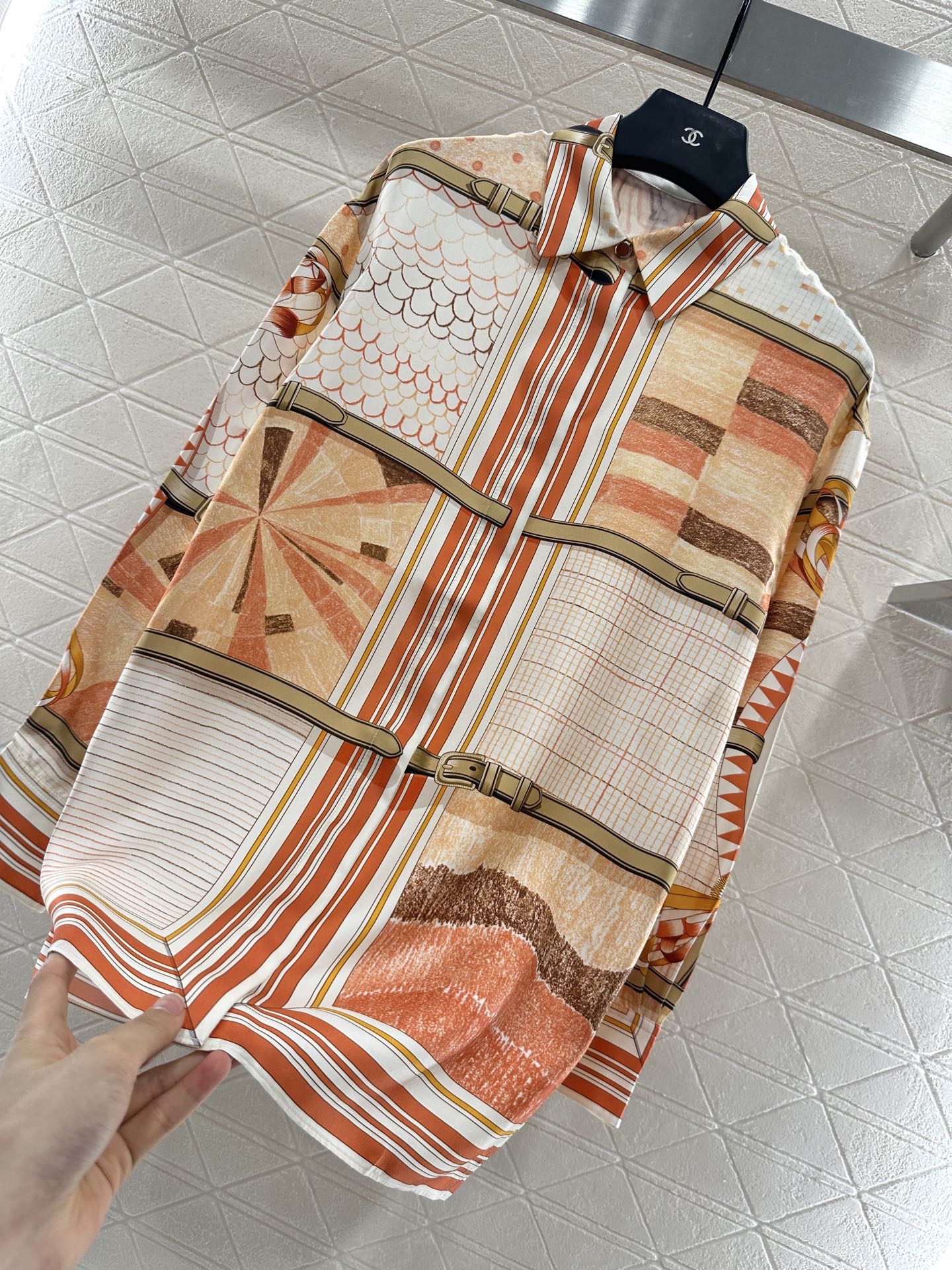 H 25 Color-blocked oversized silk shirt