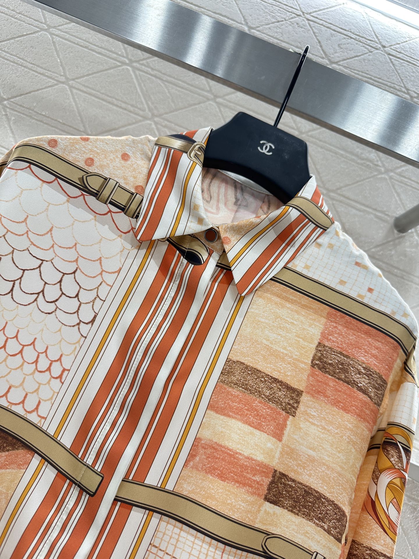 H 25 Color-blocked oversized silk shirt