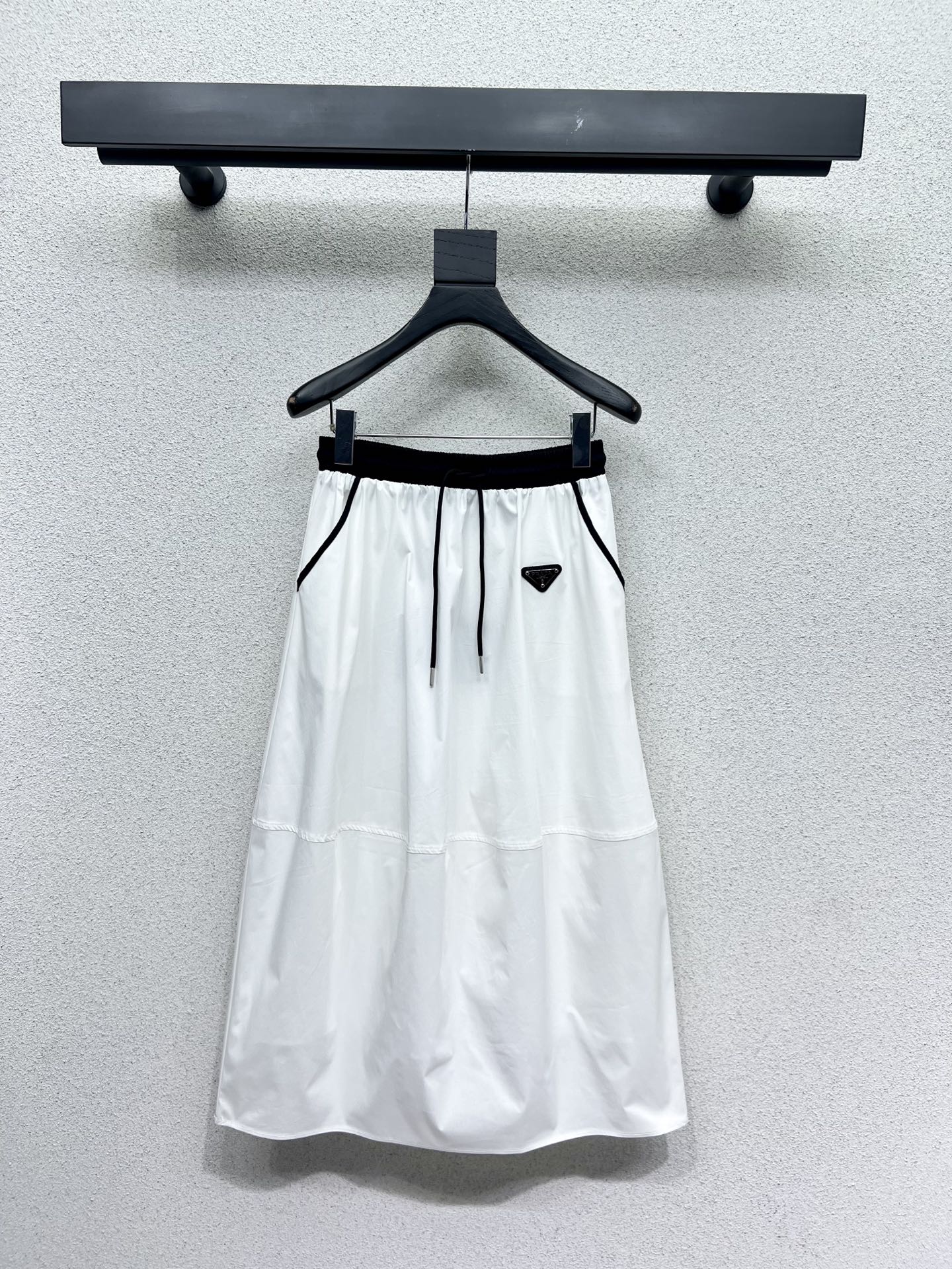 P 25 Triangle label elastic waist half skirt