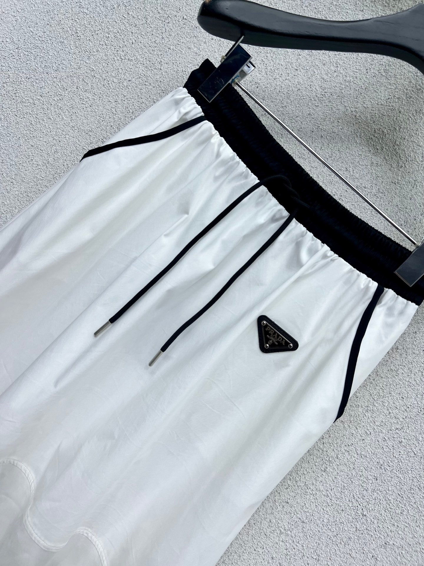 P 25 Triangle label elastic waist half skirt