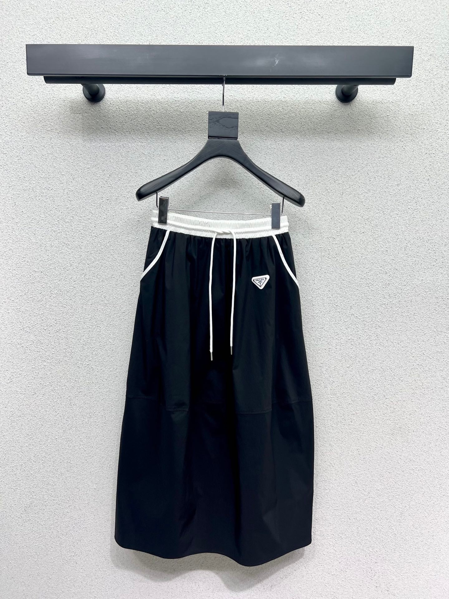 P 25 Triangle label elastic waist half skirt