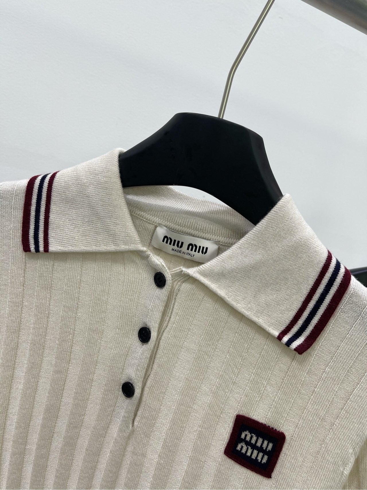 M 25Ss apricot red edge badge polo top