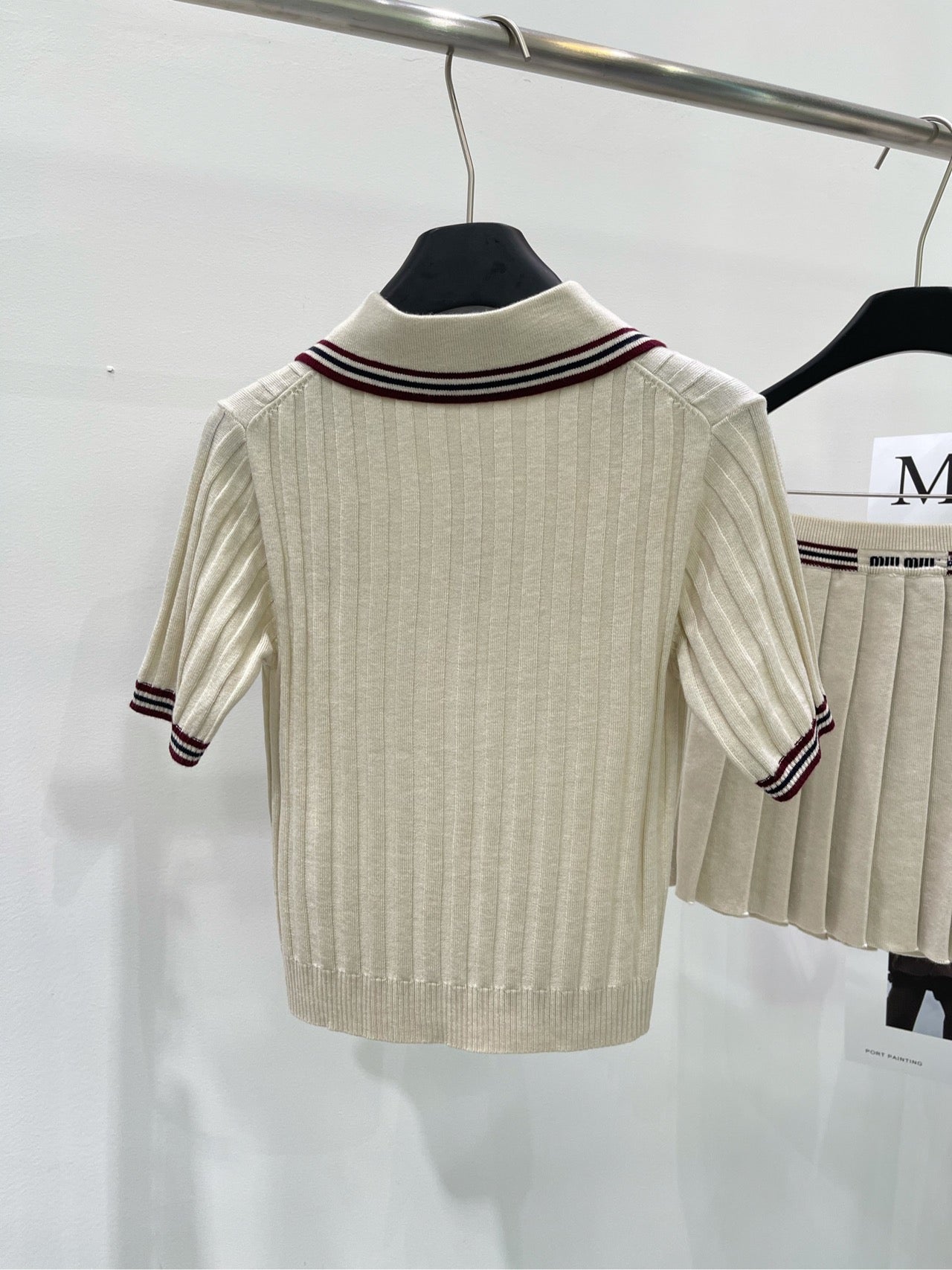 M 25Ss apricot red edge badge polo top