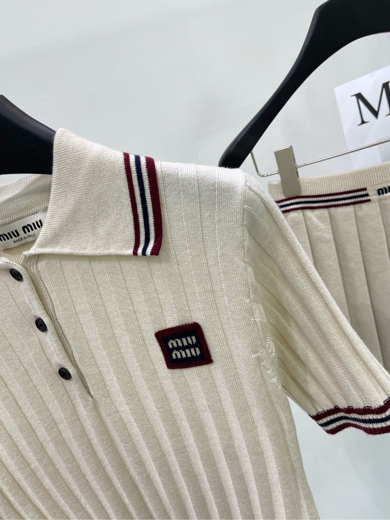 M 25Ss apricot red edge badge polo top