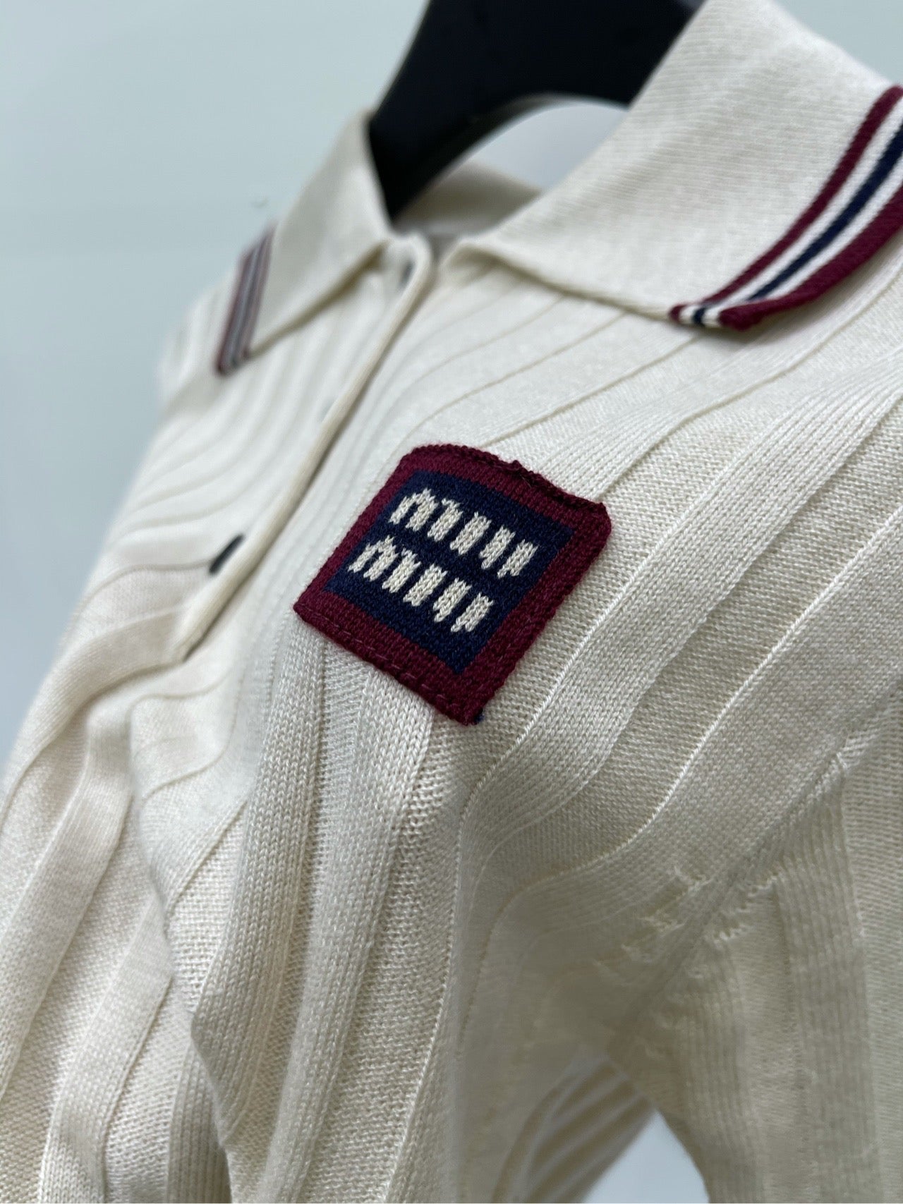 M 25Ss apricot red edge badge polo top