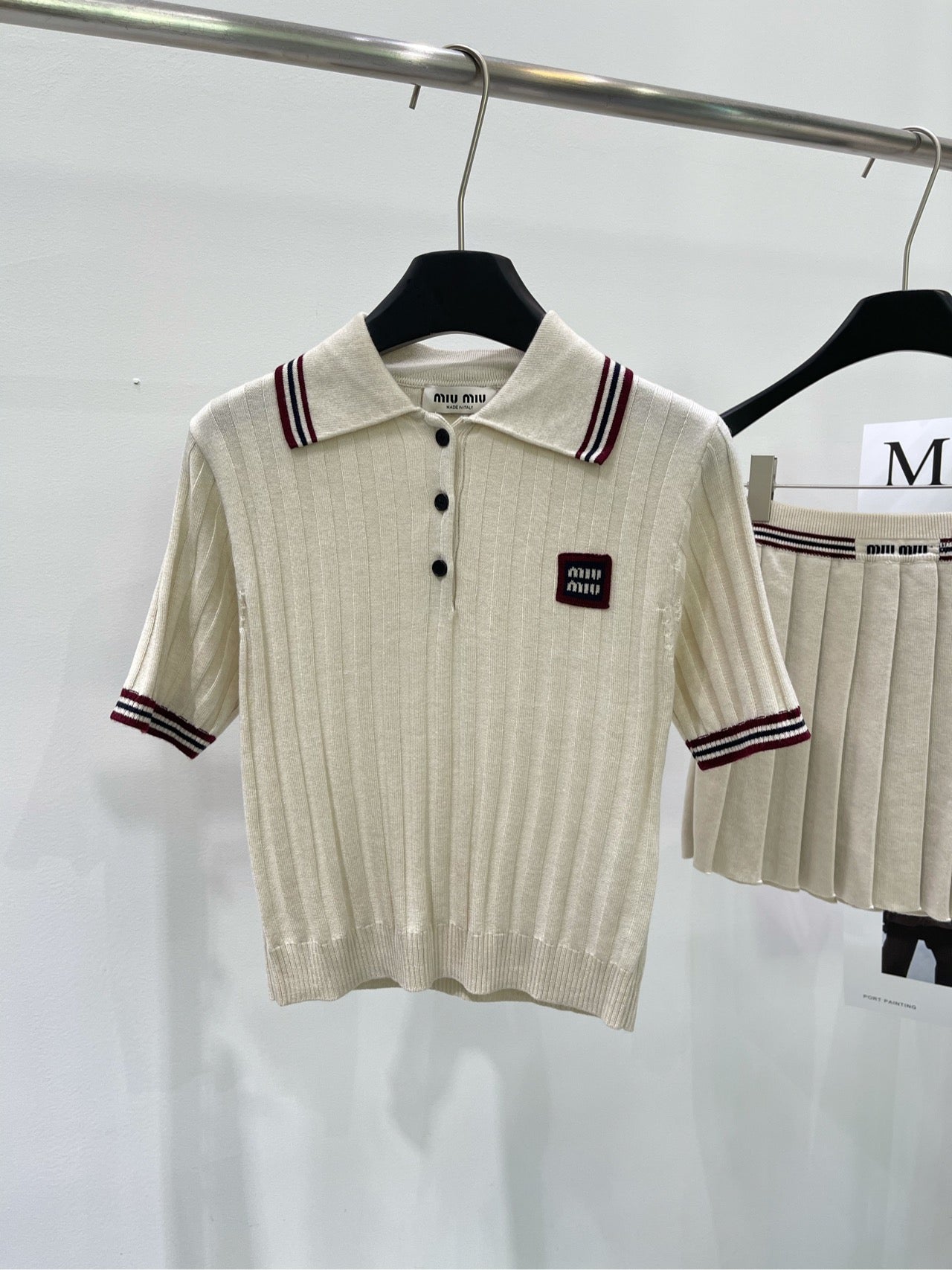 M 25Ss apricot red edge badge polo top