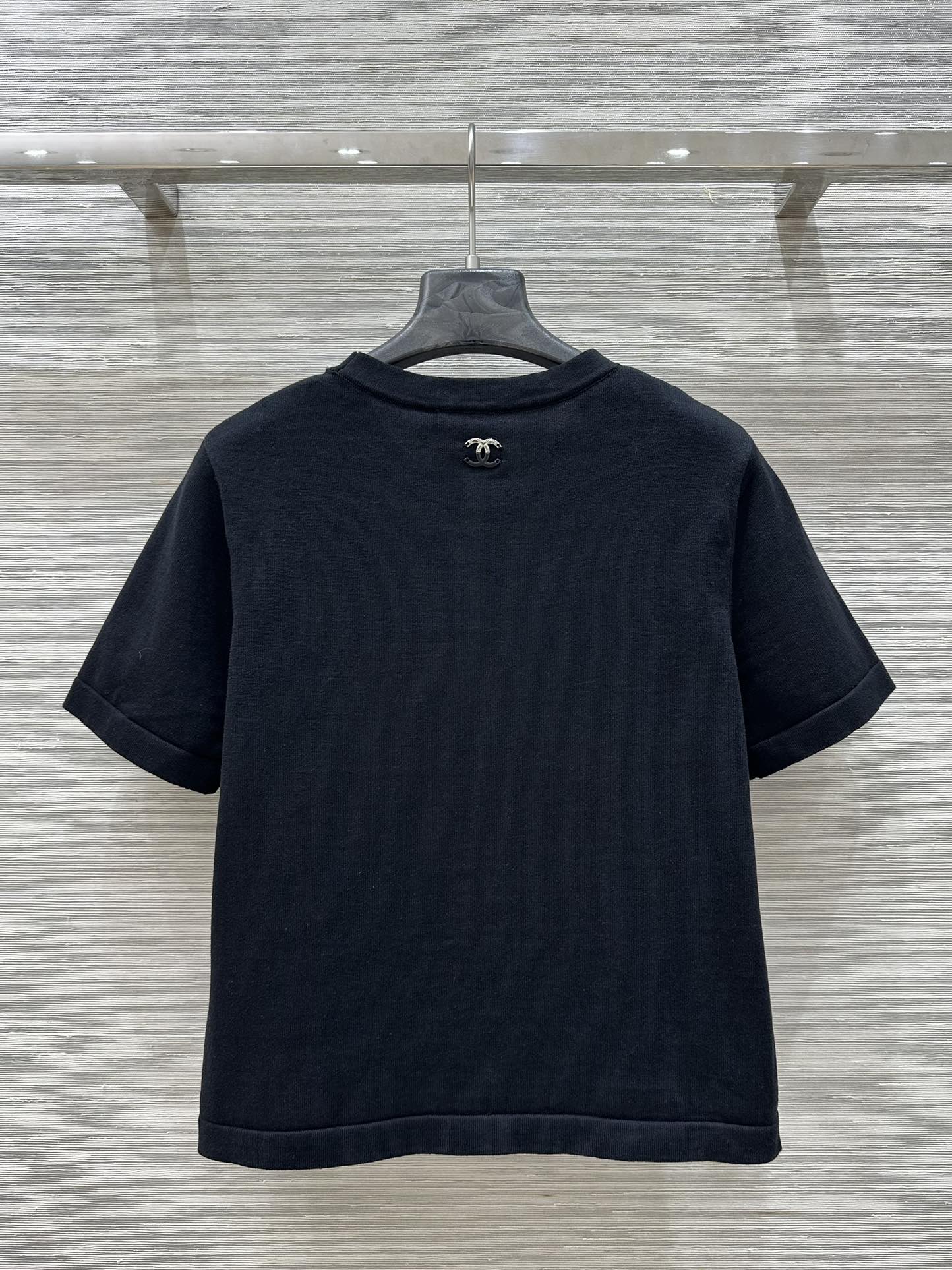 C 25 nouveaux produits, j'adore le haut à manches courtes en tricot double C