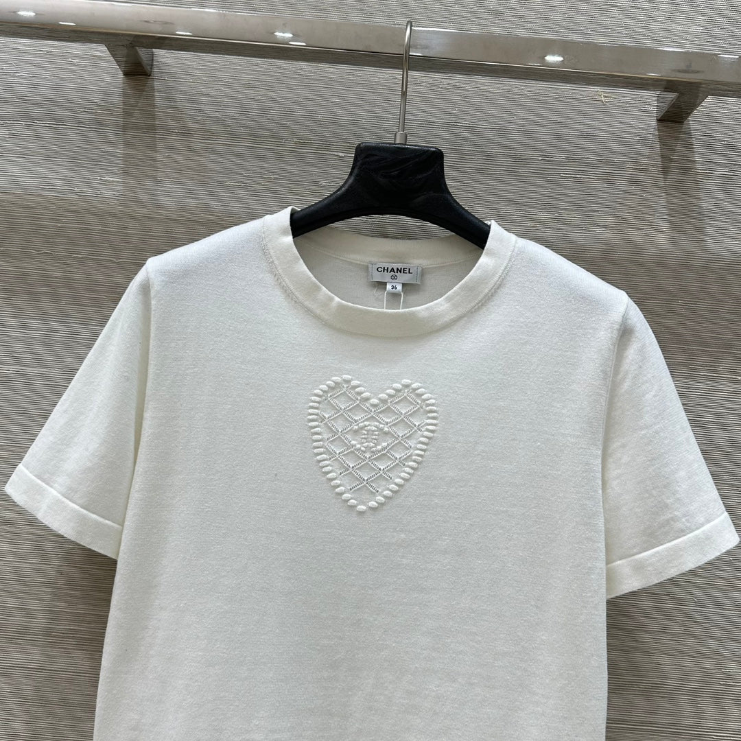 C 25 nouveaux produits, j'adore le haut à manches courtes en tricot double C