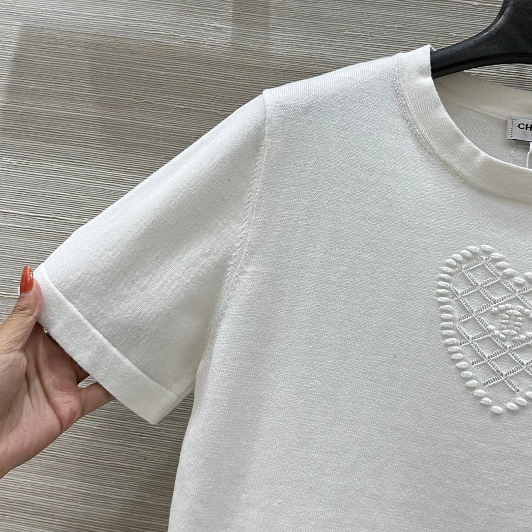 C 25 nouveaux produits, j'adore le haut à manches courtes en tricot double C
