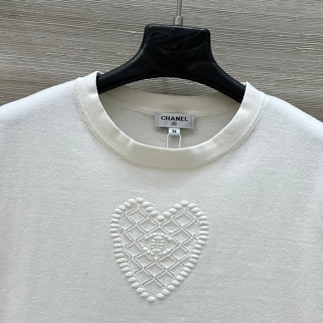 C 25 nouveaux produits, j'adore le haut à manches courtes en tricot double C