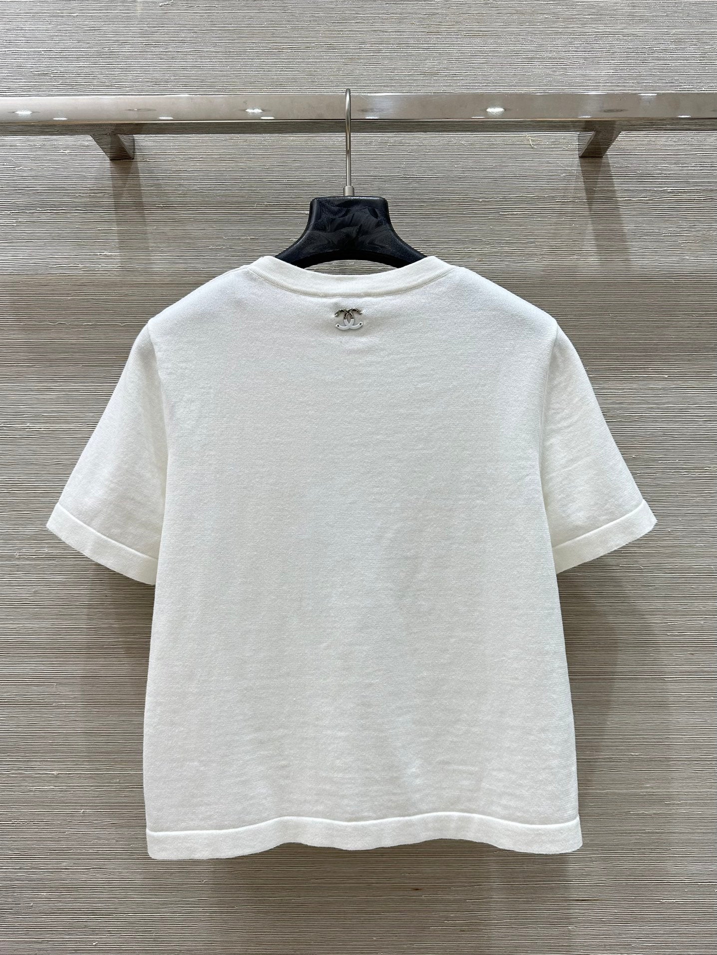 C 25 nouveaux produits, j'adore le haut à manches courtes en tricot double C