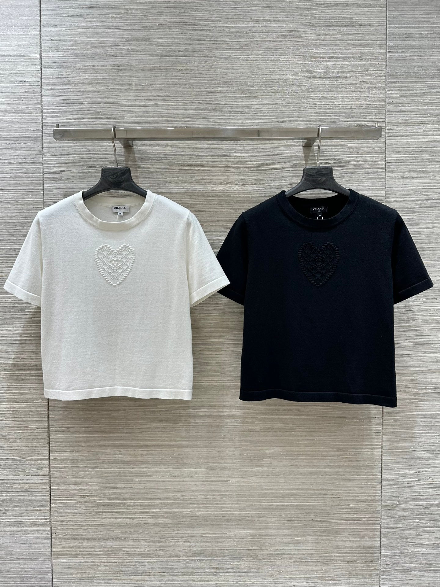 C 25 nouveaux produits, j'adore le haut à manches courtes en tricot double C