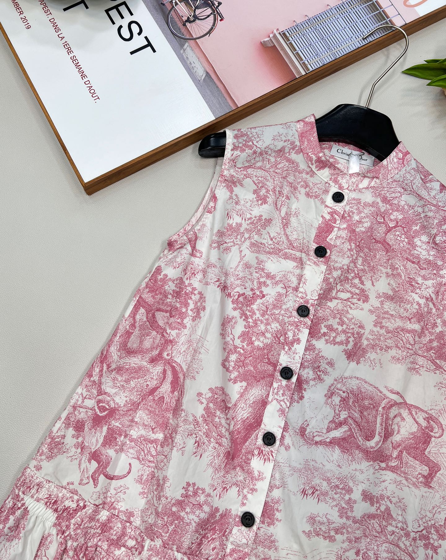 D 25 new style stand-up collar sleeveless printed vest dress.