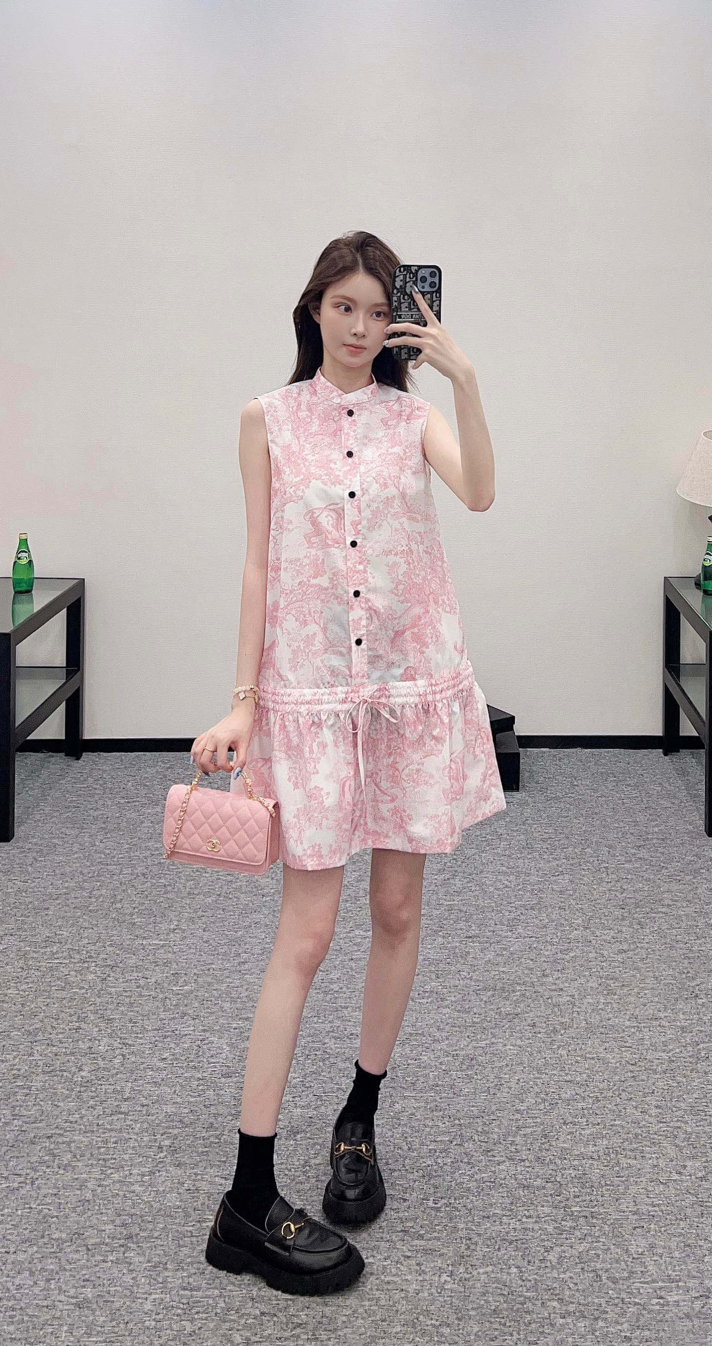 D 25 new style stand-up collar sleeveless printed vest dress.