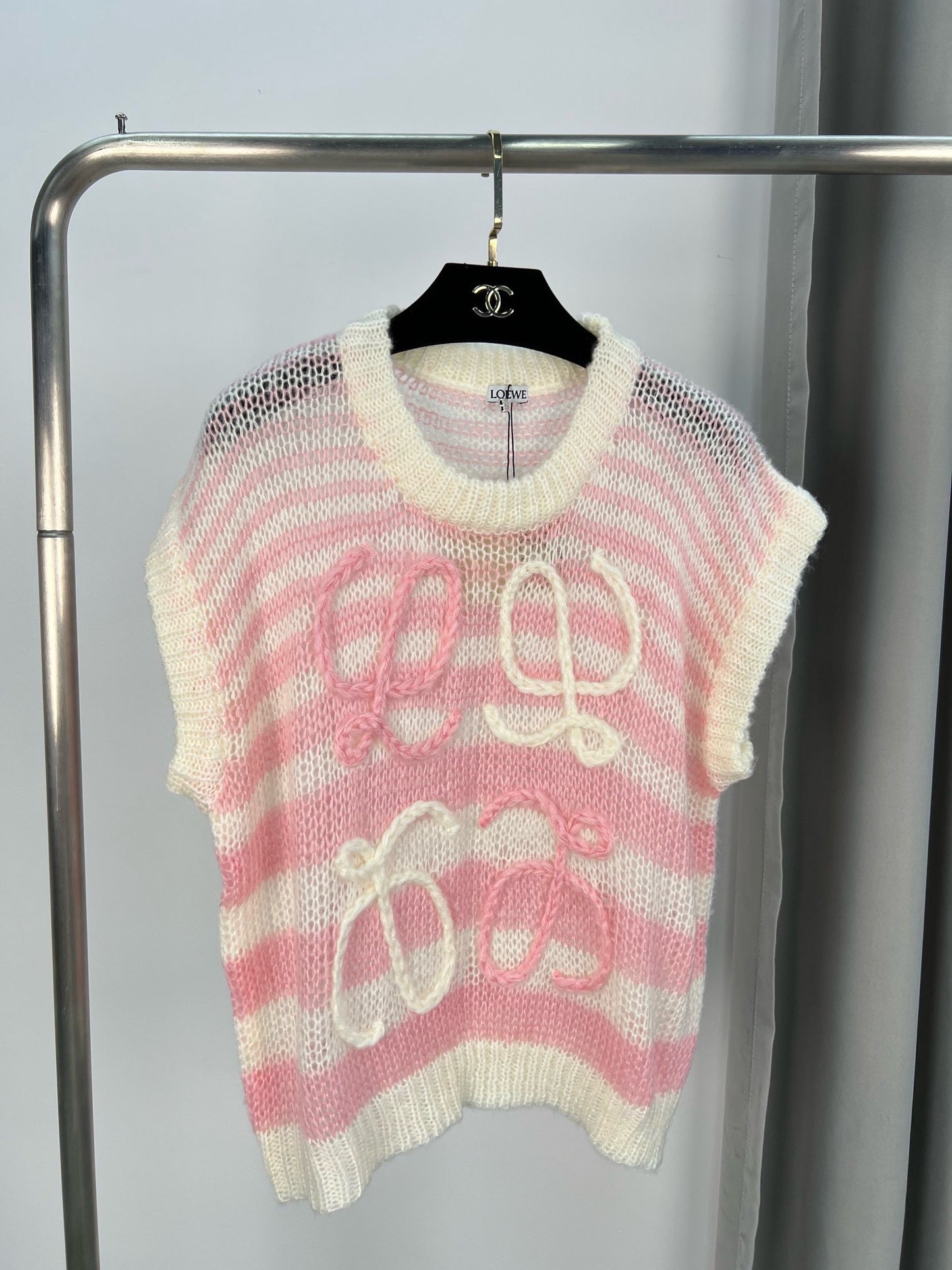 LO 25 Logo jacquard cutout round neck knit tank top