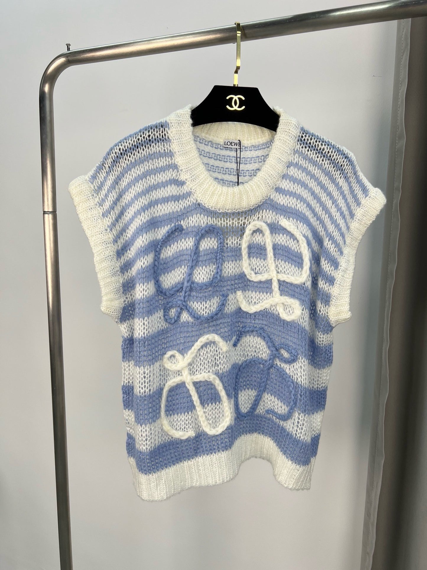 LO 25 Logo jacquard cutout round neck knit tank top