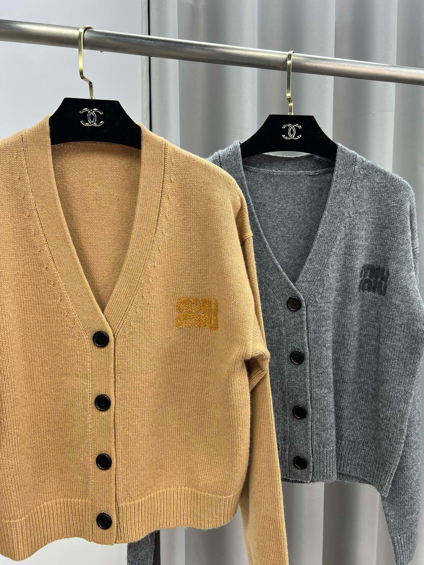 m 24 Spring/Summer New Single Breasted Knit Cardigan with Logo Printing