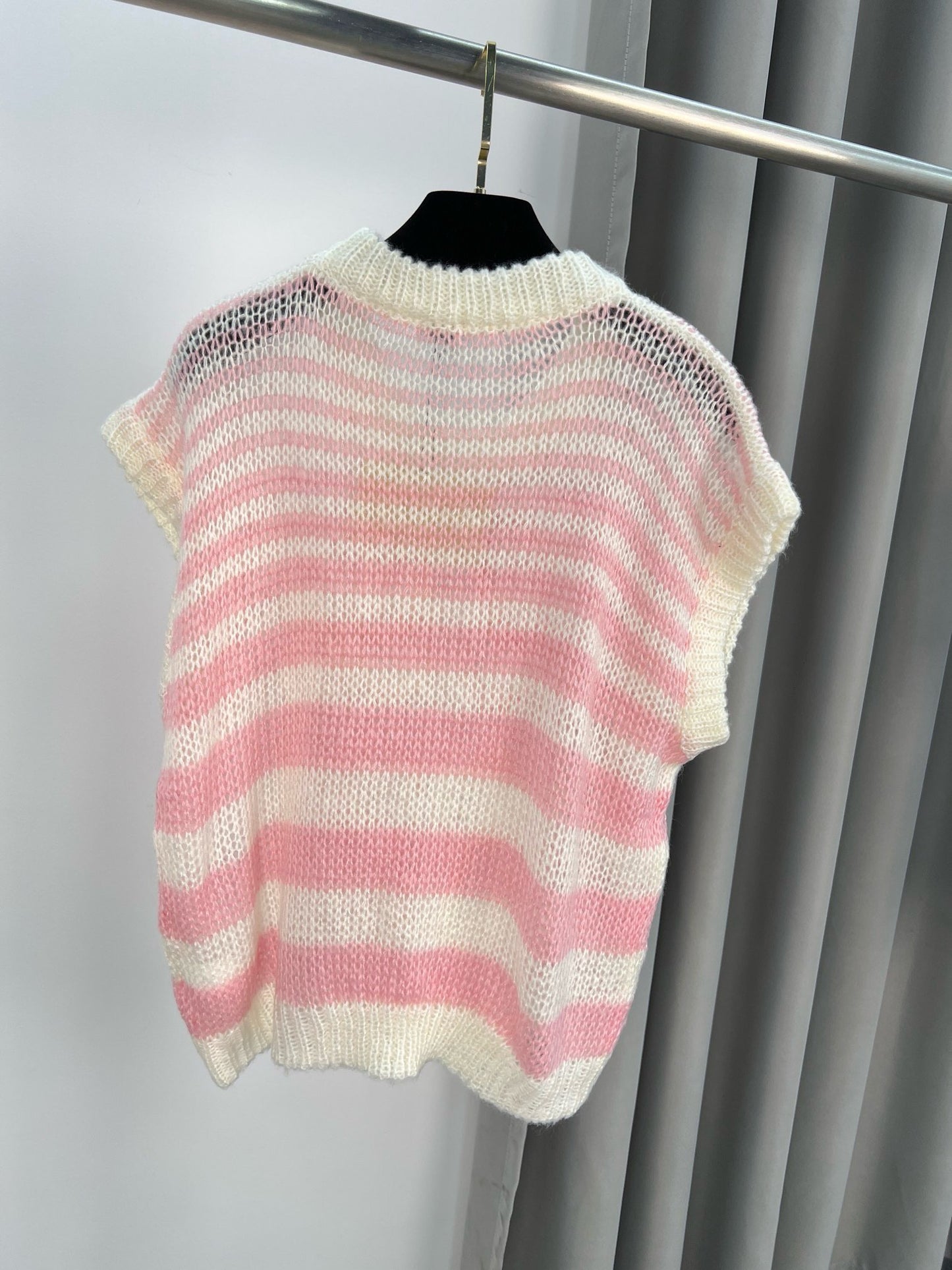 LO 25 Logo jacquard cutout round neck knit tank top