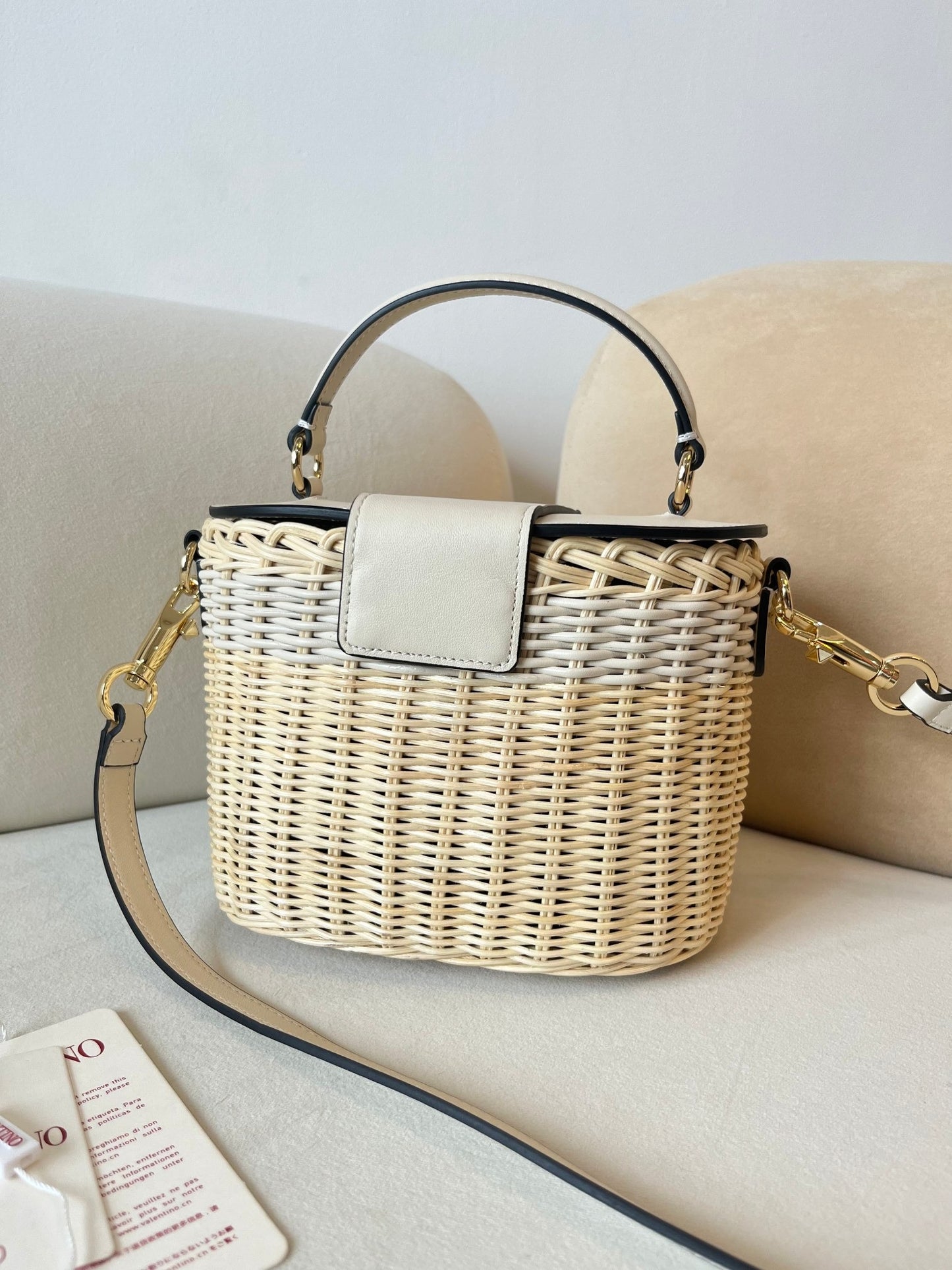 V 25 Wicker cosmetic case bag.