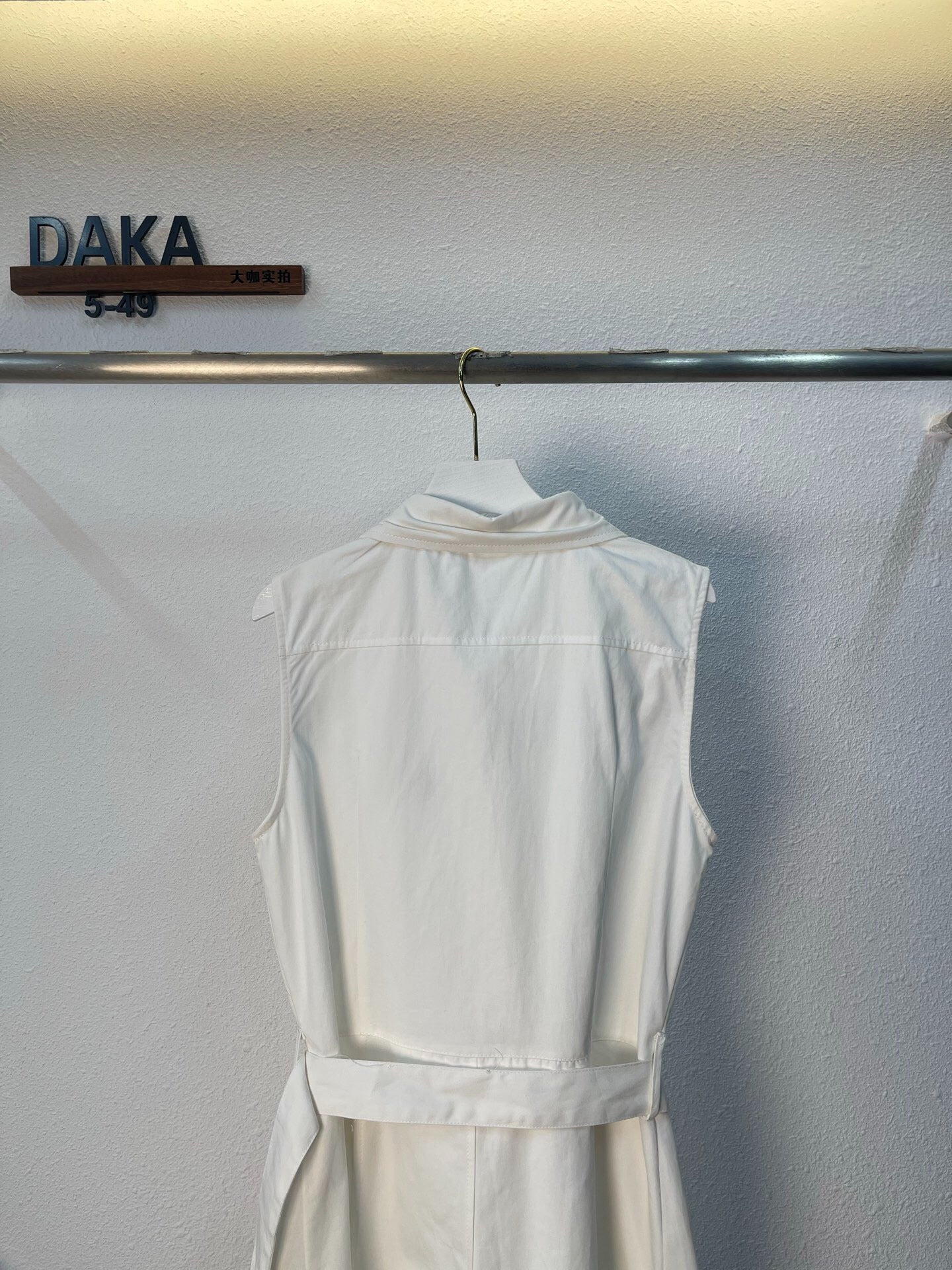 D 25 Robes chemises blanches sans manches avec gilet et ceinture