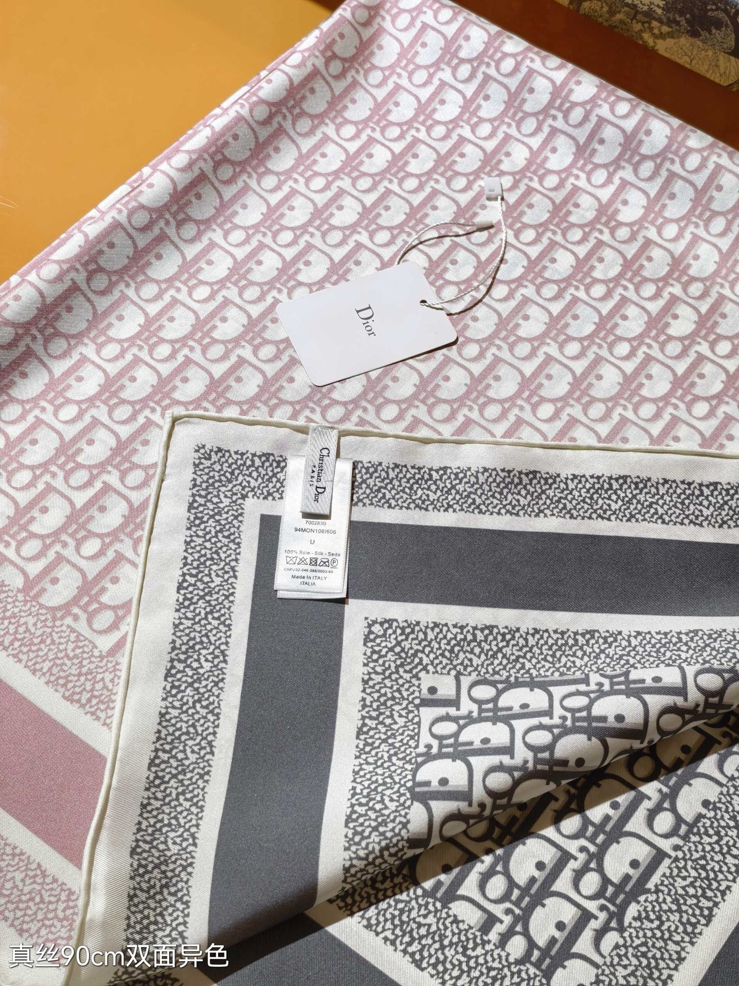 D 25 Double-sided, full-printed silk scarf