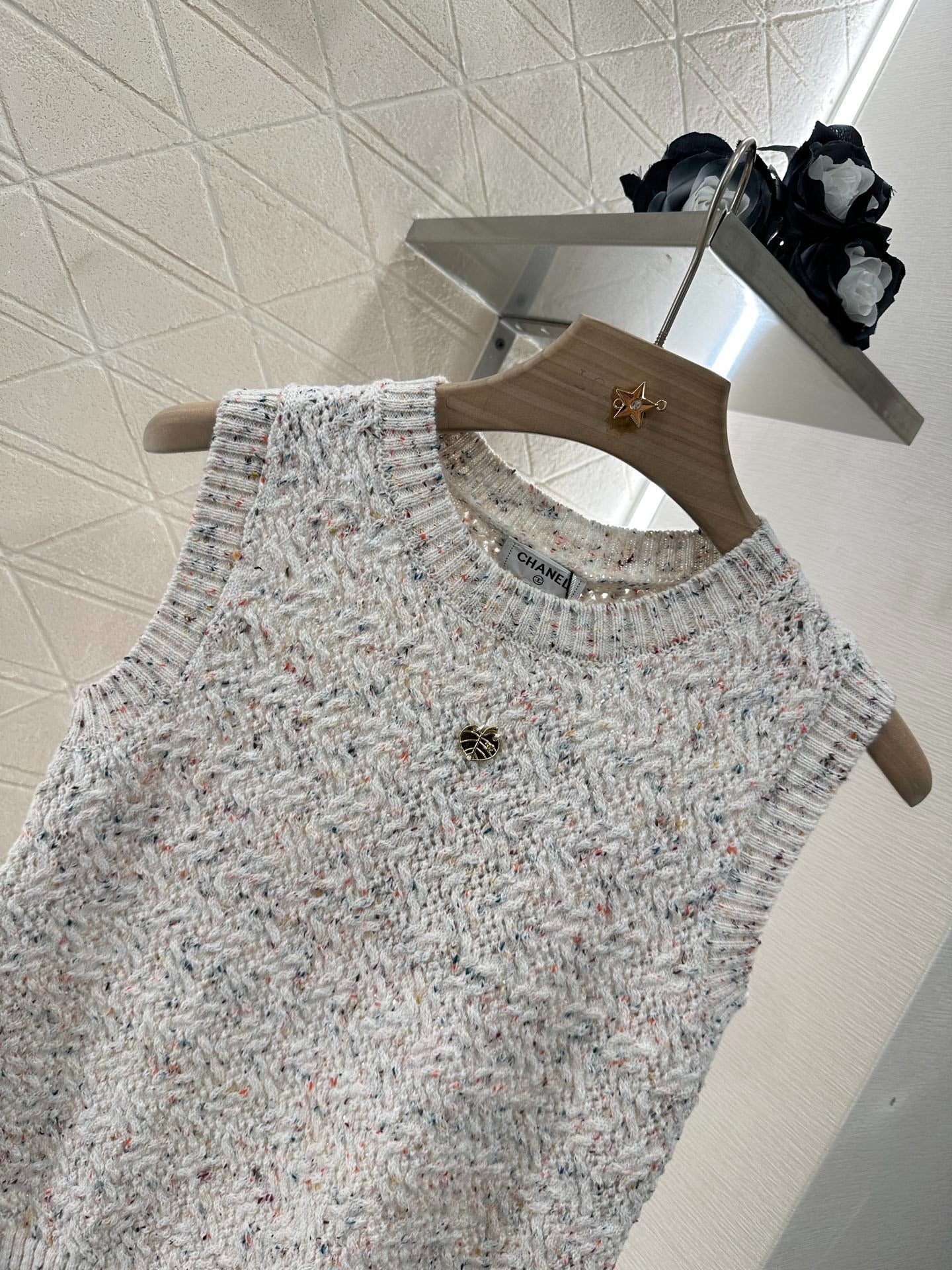 C 25 Leaf Knit Vest