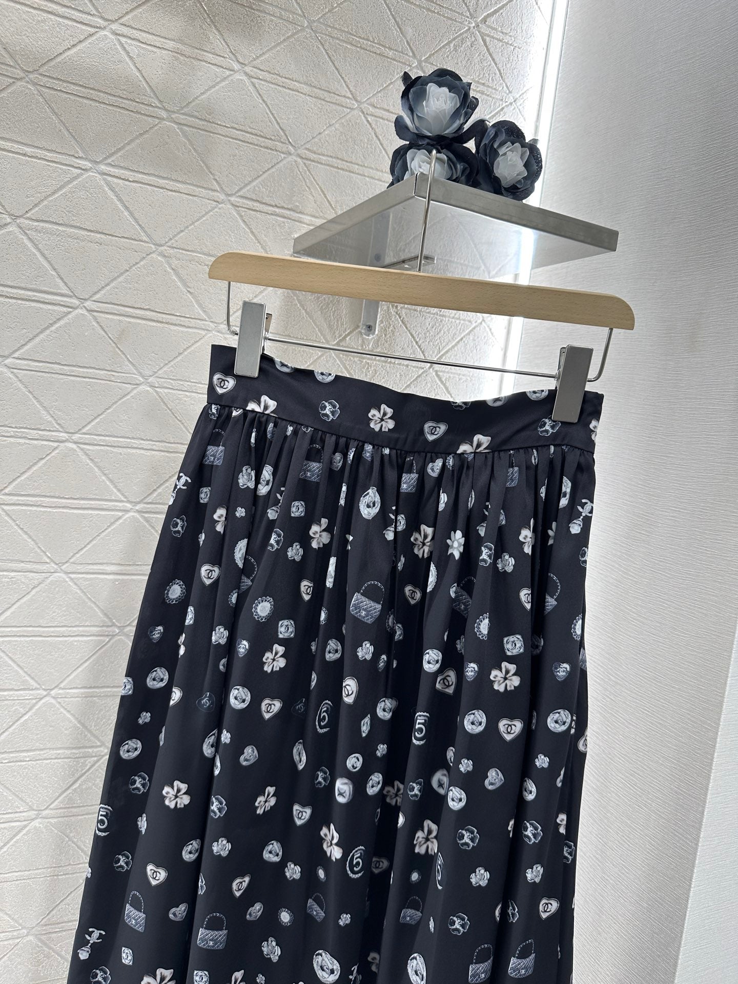 C 2025 new product High waist mid-length skirt