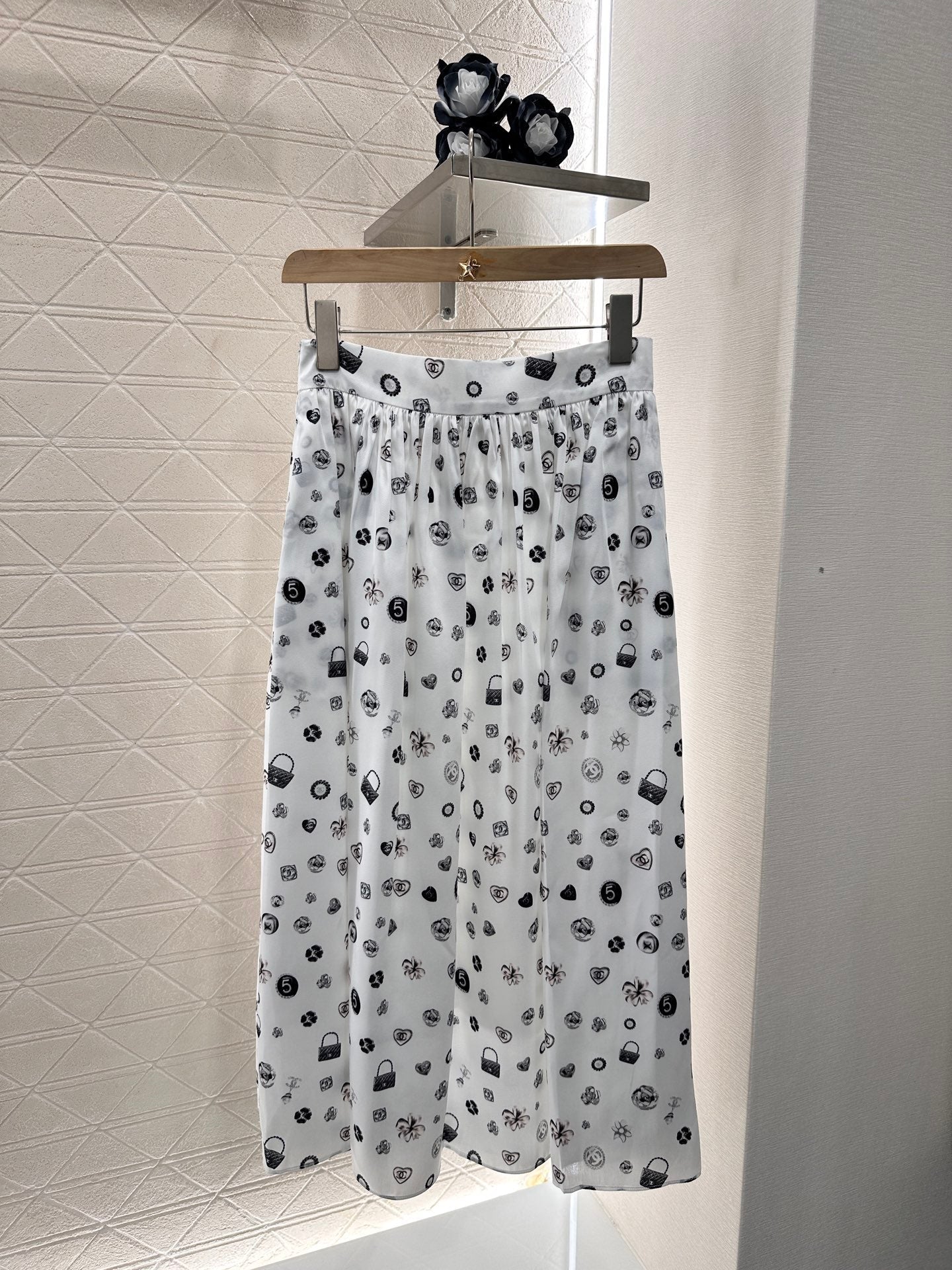 C 2025 new product High waist mid-length skirt