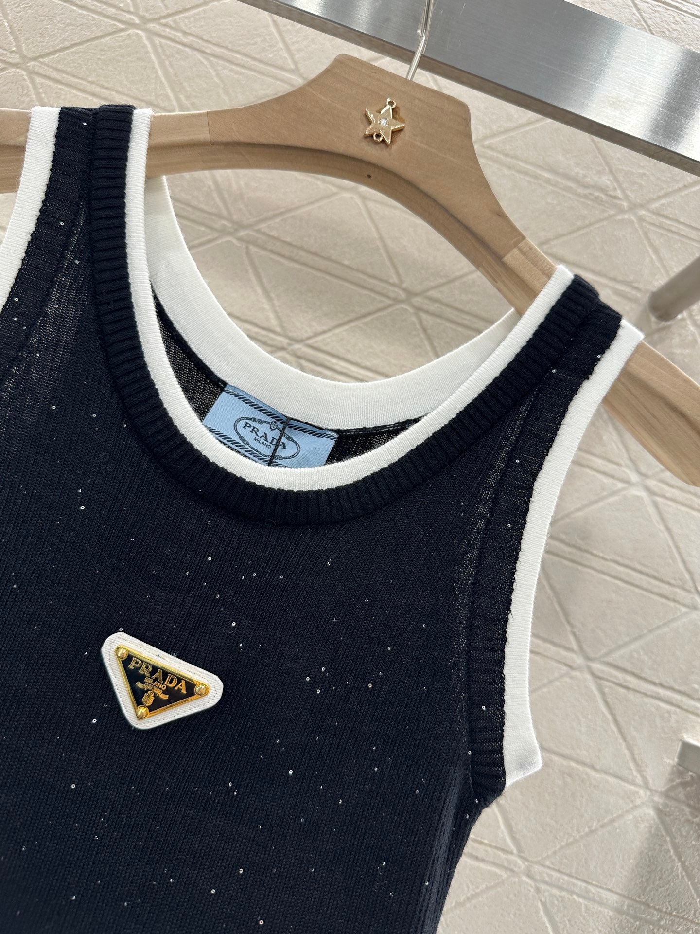 P 25 new product Fake two-piece knitted vest